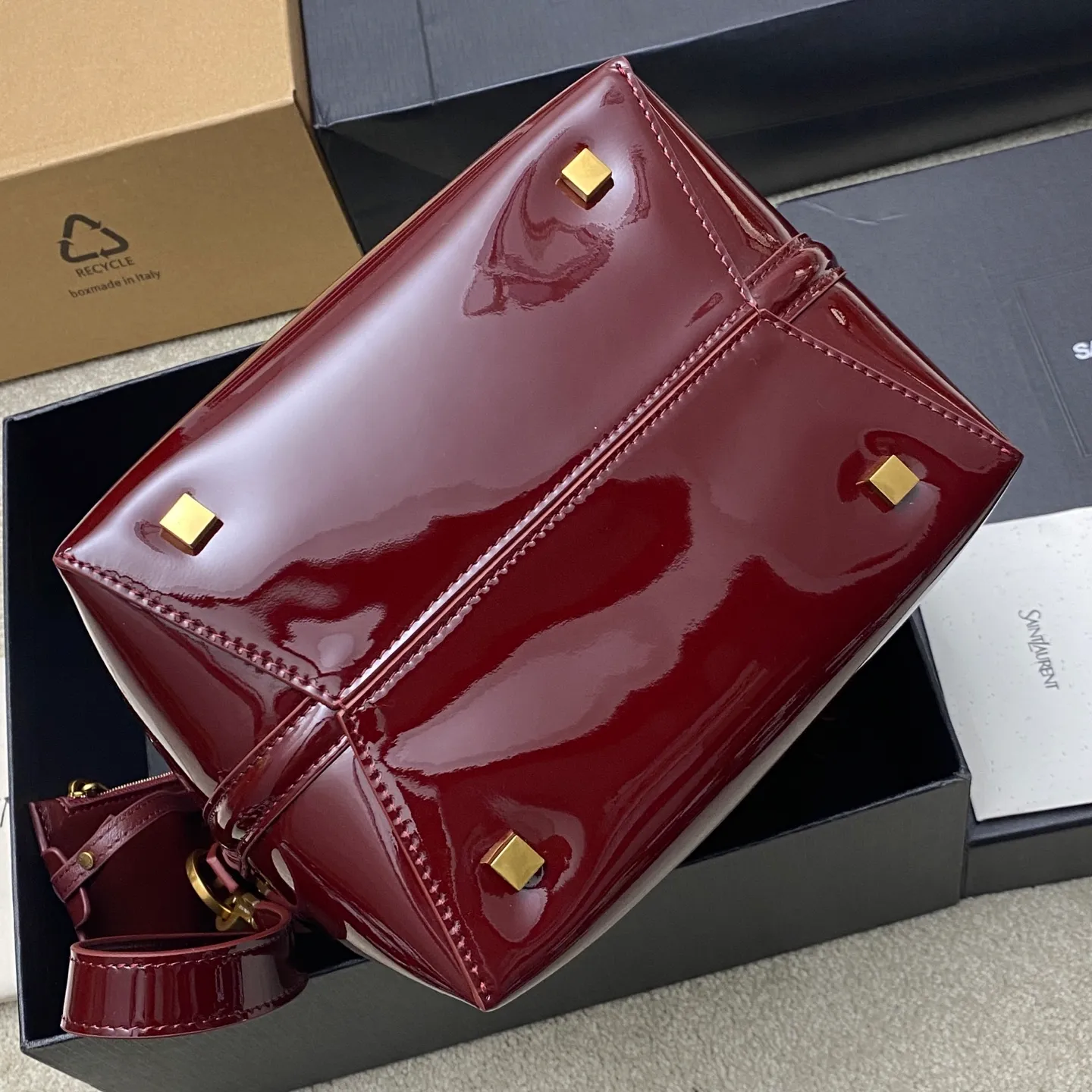 Patent leather maroon/gold 🌈LE 5À7 series new large and super good-looking bucket bag with handle_New bag type, made of Italian calfskin, the bag has a simple and three-dimensional outline, looks stiff but not too sharp, there is a metal foot nail at the bottom, with a classic iconic metal logo plug-in buckle, the overall gives a unique temperament that is both classic and elegant, but also very fashionable and modern! 20240990 Model: 742828 [original leather] Size: 25×20×12cm