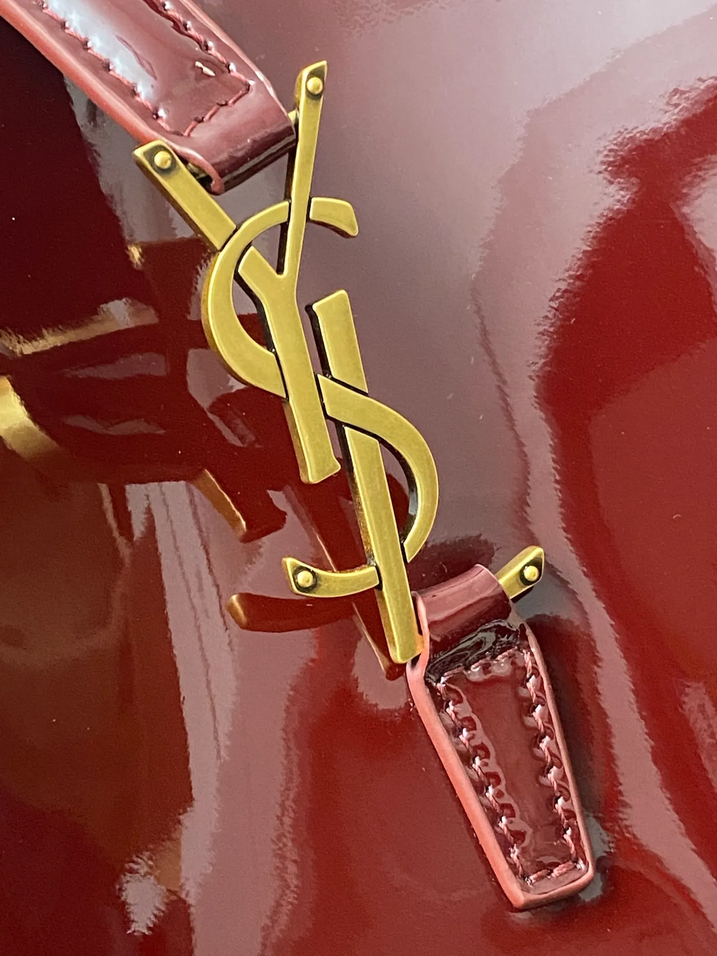 Patent leather maroon/gold 🌈LE 5À7 series new large and super good-looking bucket bag with handle_New bag type, made of Italian calfskin, the bag has a simple and three-dimensional outline, looks stiff but not too sharp, there is a metal foot nail at the bottom, with a classic iconic metal logo plug-in buckle, the overall gives a unique temperament that is both classic and elegant, but also very fashionable and modern! 20240990 Model: 742828 [original leather] Size: 25×20×12cm