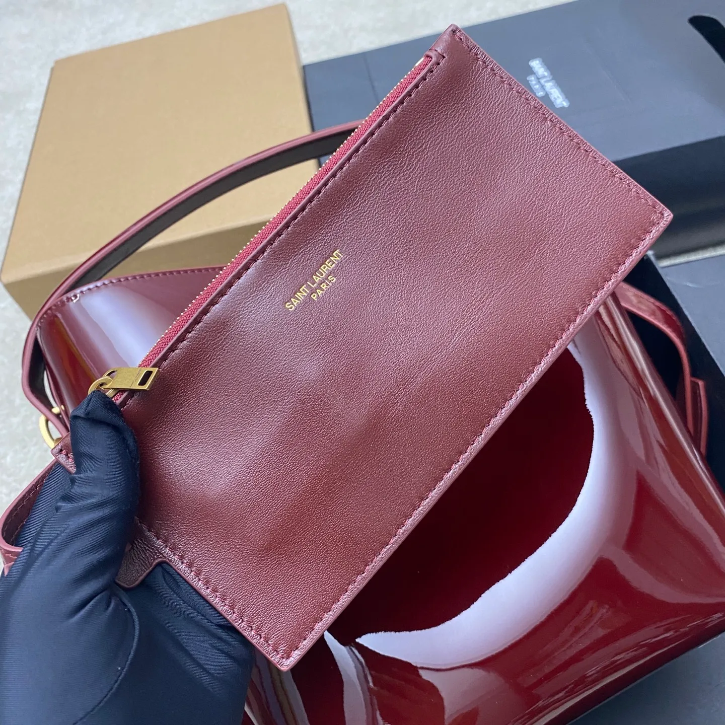 Patent leather maroon/gold 🌈LE 5À7 series new large and super good-looking bucket bag with handle_New bag type, made of Italian calfskin, the bag has a simple and three-dimensional outline, looks stiff but not too sharp, there is a metal foot nail at the bottom, with a classic iconic metal logo plug-in buckle, the overall gives a unique temperament that is both classic and elegant, but also very fashionable and modern! 20240990 Model: 742828 [original leather] Size: 25×20×12cm