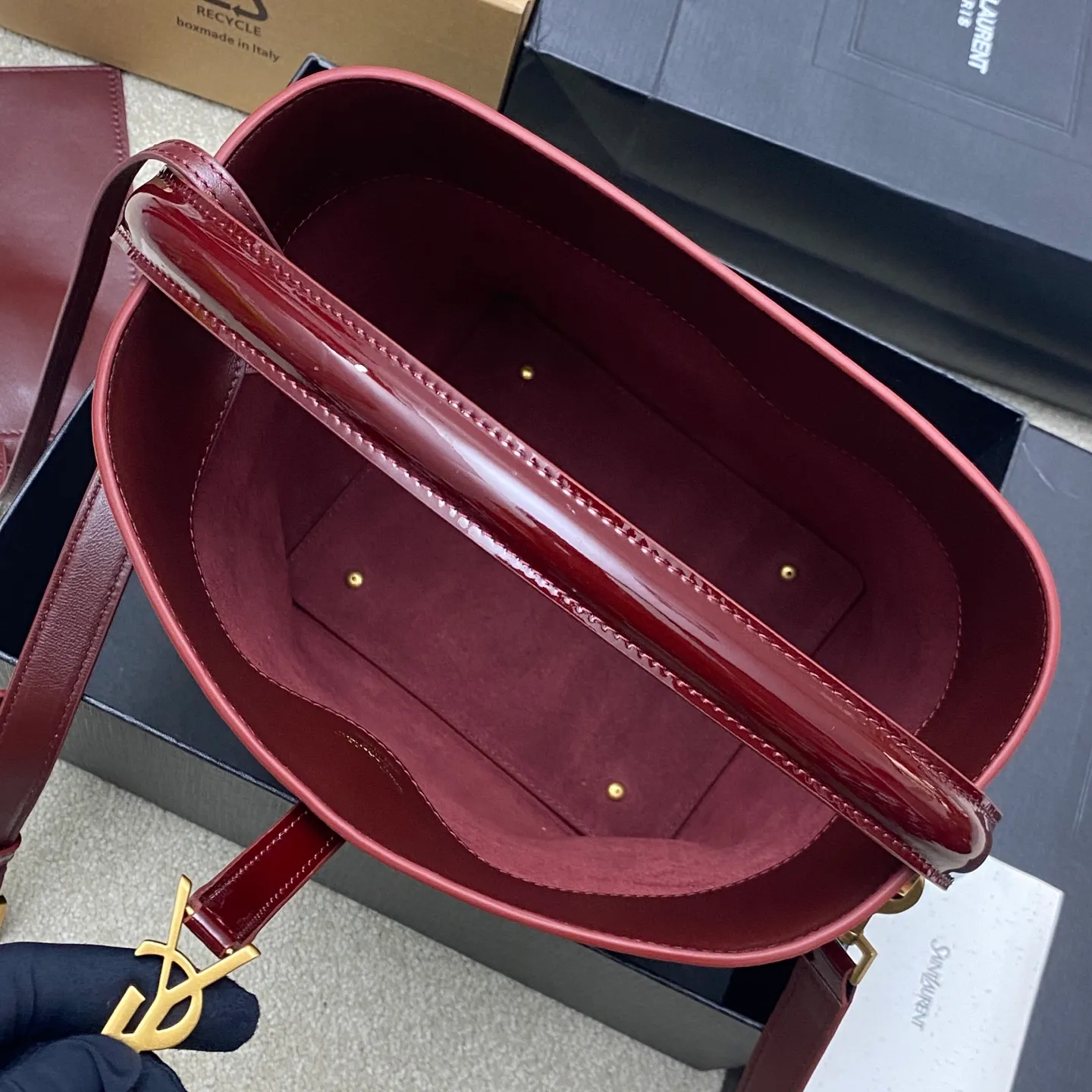 Patent leather maroon/gold 🌈LE 5À7 series new large and super good-looking bucket bag with handle_New bag type, made of Italian calfskin, the bag has a simple and three-dimensional outline, looks stiff but not too sharp, there is a metal foot nail at the bottom, with a classic iconic metal logo plug-in buckle, the overall gives a unique temperament that is both classic and elegant, but also very fashionable and modern! 20240990 Model: 742828 [original leather] Size: 25×20×12cm