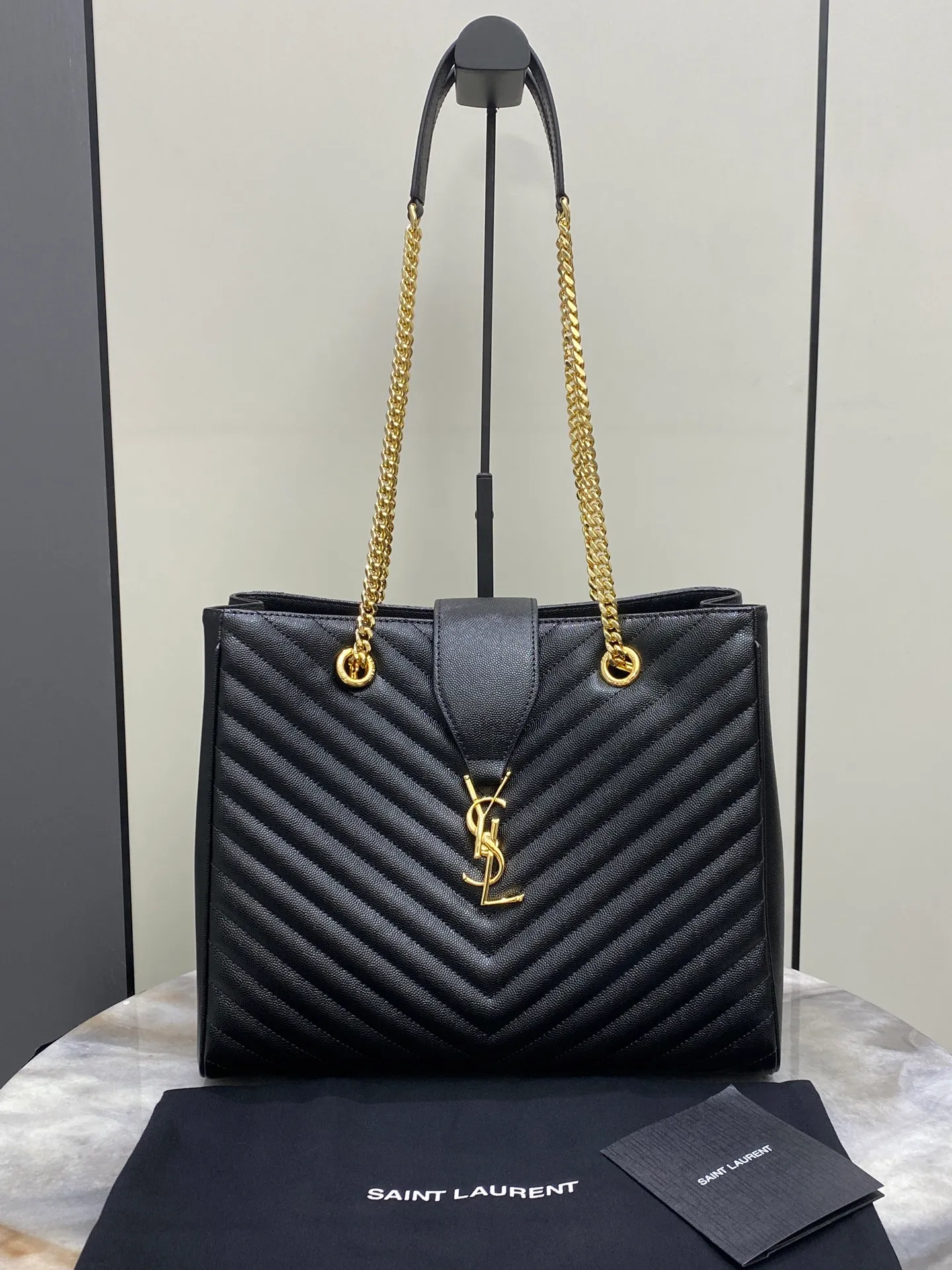 💰1700 black ball pattern/gold 🌈YSL Saint Laurent classic reappearance caviar V-shaped ball pattern shopping bag with metal YSL logo, metal chain, leather chain shoulder strap and horizontal and vertical jacquard embossed stitching decoration, fashionable and practical item, very capacity 👌20250850 Model: 668900 [original leather] Size: 33x22x15cm