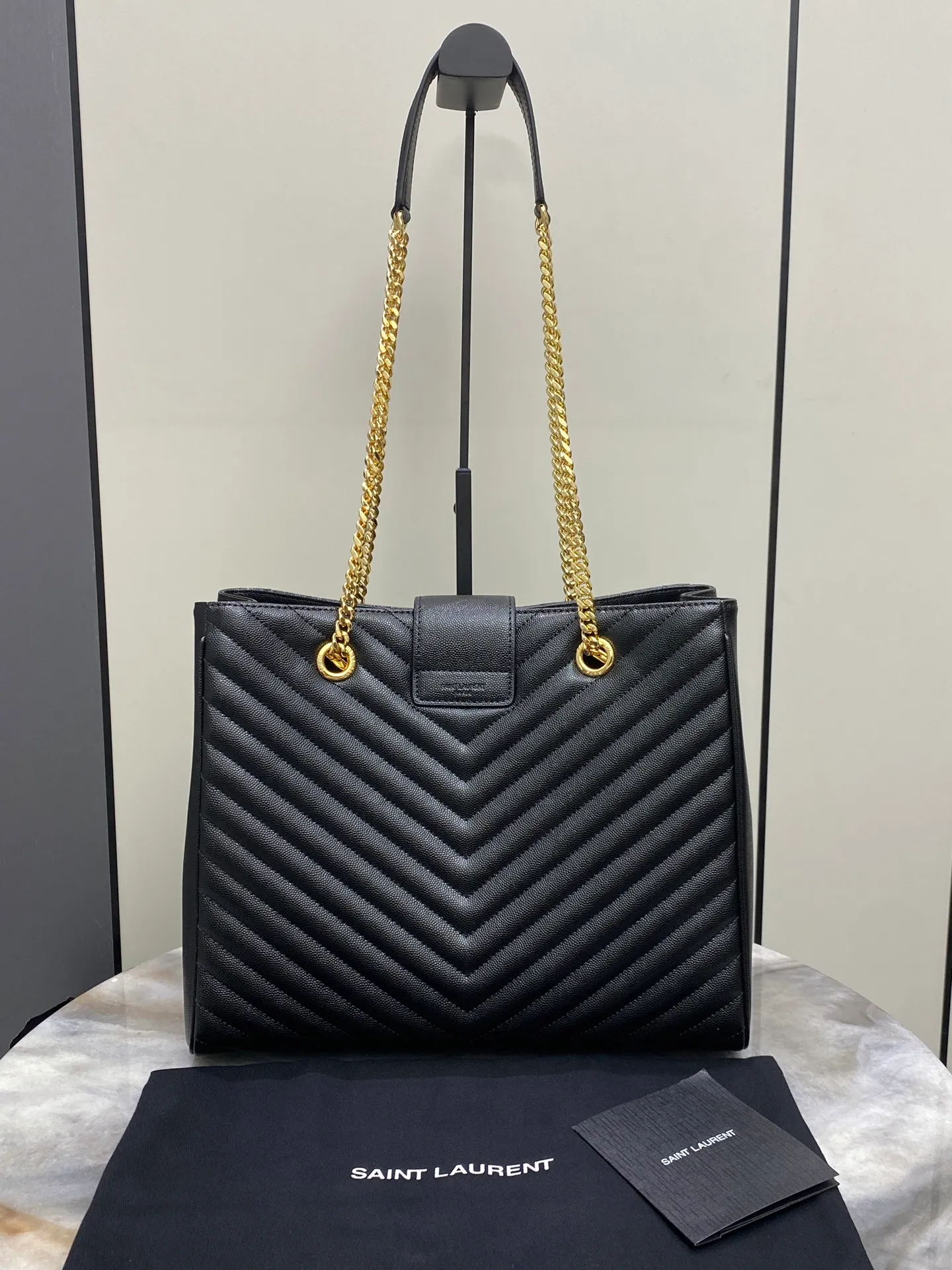 💰1700 black ball pattern/gold 🌈YSL Saint Laurent classic reappearance caviar V-shaped ball pattern shopping bag with metal YSL logo, metal chain, leather chain shoulder strap and horizontal and vertical jacquard embossed stitching decoration, fashionable and practical item, very capacity 👌20250850 Model: 668900 [original leather] Size: 33x22x15cm