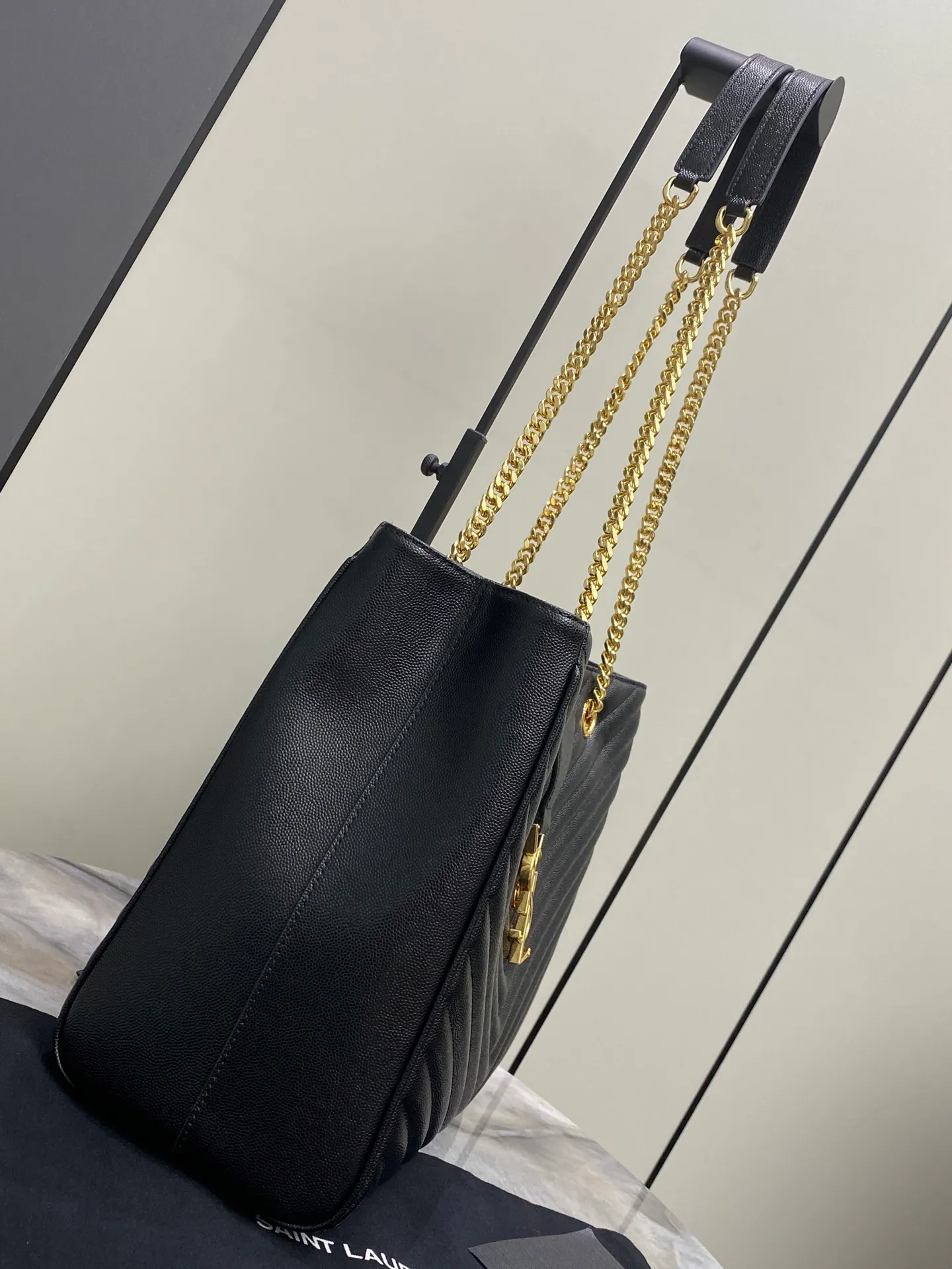 💰1700 black ball pattern/gold 🌈YSL Saint Laurent classic reappearance caviar V-shaped ball pattern shopping bag with metal YSL logo, metal chain, leather chain shoulder strap and horizontal and vertical jacquard embossed stitching decoration, fashionable and practical item, very capacity 👌20250850 Model: 668900 [original leather] Size: 33x22x15cm