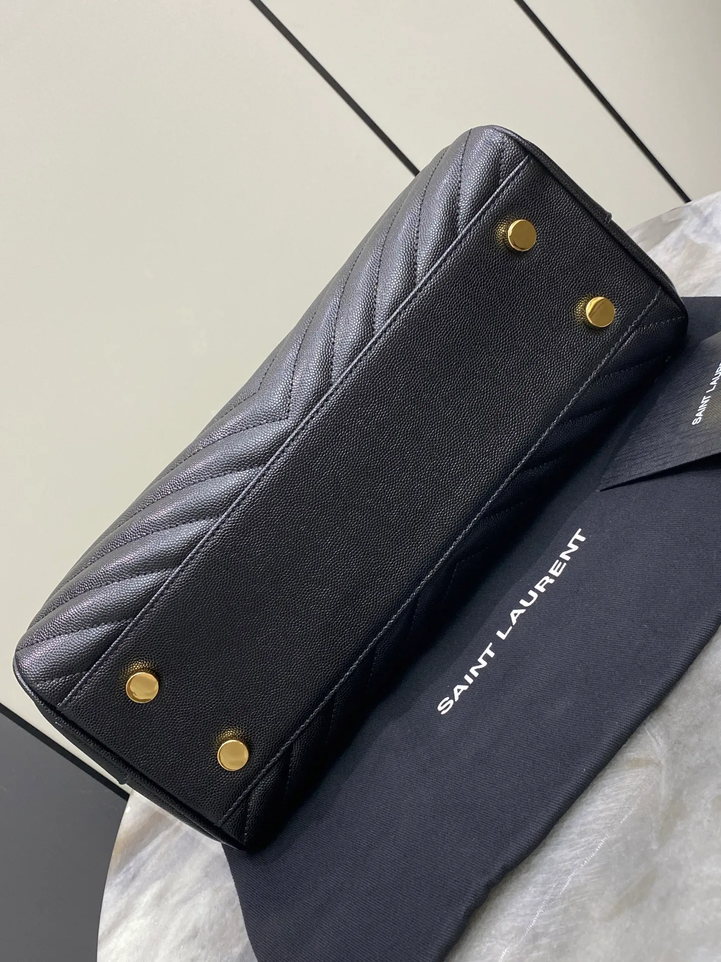 💰1700 black ball pattern/gold 🌈YSL Saint Laurent classic reappearance caviar V-shaped ball pattern shopping bag with metal YSL logo, metal chain, leather chain shoulder strap and horizontal and vertical jacquard embossed stitching decoration, fashionable and practical item, very capacity 👌20250850 Model: 668900 [original leather] Size: 33x22x15cm