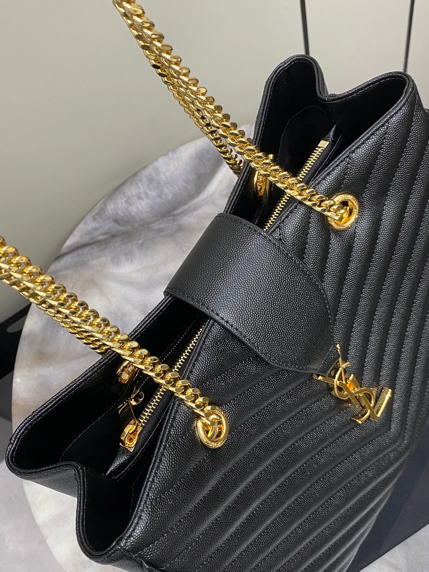 💰1700 black ball pattern/gold 🌈YSL Saint Laurent classic reappearance caviar V-shaped ball pattern shopping bag with metal YSL logo, metal chain, leather chain shoulder strap and horizontal and vertical jacquard embossed stitching decoration, fashionable and practical item, very capacity 👌20250850 Model: 668900 [original leather] Size: 33x22x15cm