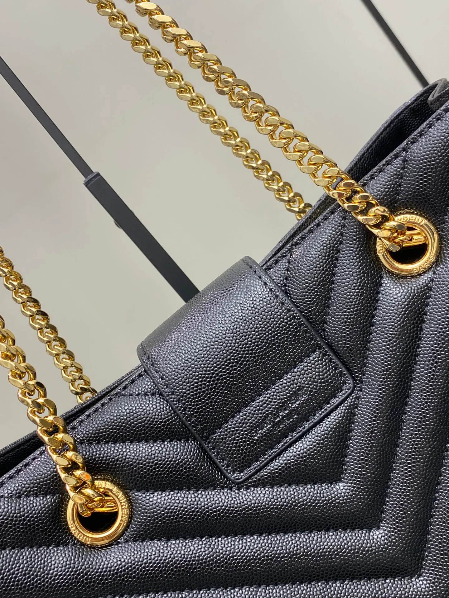 💰1700 black ball pattern/gold 🌈YSL Saint Laurent classic reappearance caviar V-shaped ball pattern shopping bag with metal YSL logo, metal chain, leather chain shoulder strap and horizontal and vertical jacquard embossed stitching decoration, fashionable and practical item, very capacity 👌20250850 Model: 668900 [original leather] Size: 33x22x15cm