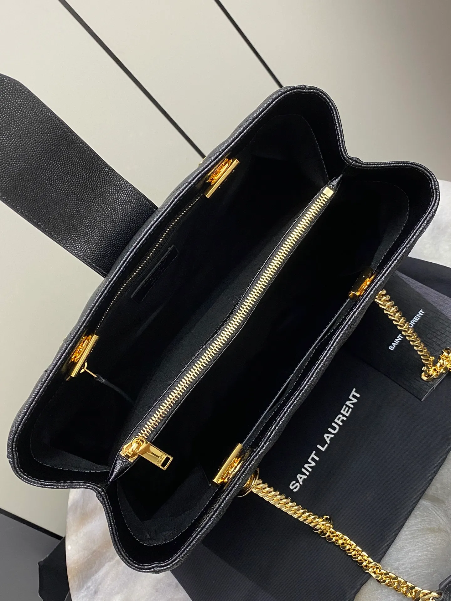 💰1700 black ball pattern/gold 🌈YSL Saint Laurent classic reappearance caviar V-shaped ball pattern shopping bag with metal YSL logo, metal chain, leather chain shoulder strap and horizontal and vertical jacquard embossed stitching decoration, fashionable and practical item, very capacity 👌20250850 Model: 668900 [original leather] Size: 33x22x15cm