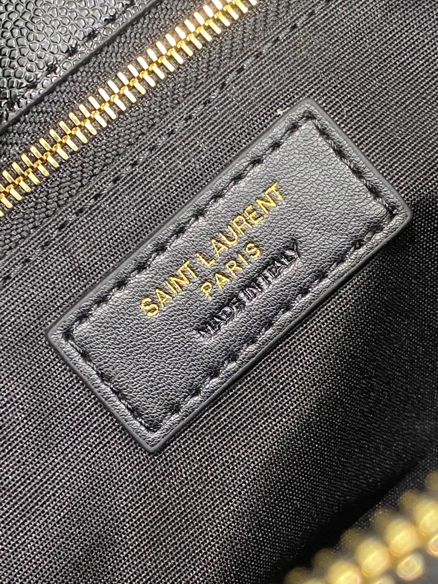 💰1700 black ball pattern/gold 🌈YSL Saint Laurent classic reappearance caviar V-shaped ball pattern shopping bag with metal YSL logo, metal chain, leather chain shoulder strap and horizontal and vertical jacquard embossed stitching decoration, fashionable and practical item, very capacity 👌20250850 Model: 668900 [original leather] Size: 33x22x15cm