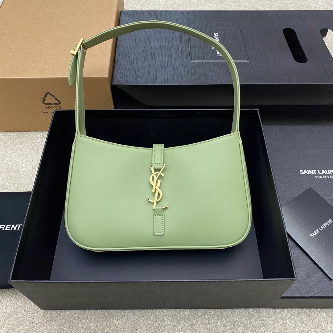 Plain avocado green/gold buckle 🌈2022 spring and summer avocado green avocado🥑Underarm bag🍀One of this year’s treasure bags👍Minimalist shape + metal logo buckle opening and closing design Adjustable shoulder strap Simple, beautiful and high-end The bag is light and easy to match The wife is so beautiful👍The bag has sufficient capacity💋20210680 Model: 657228 [Original leather] Size: 24.5*14*6cm