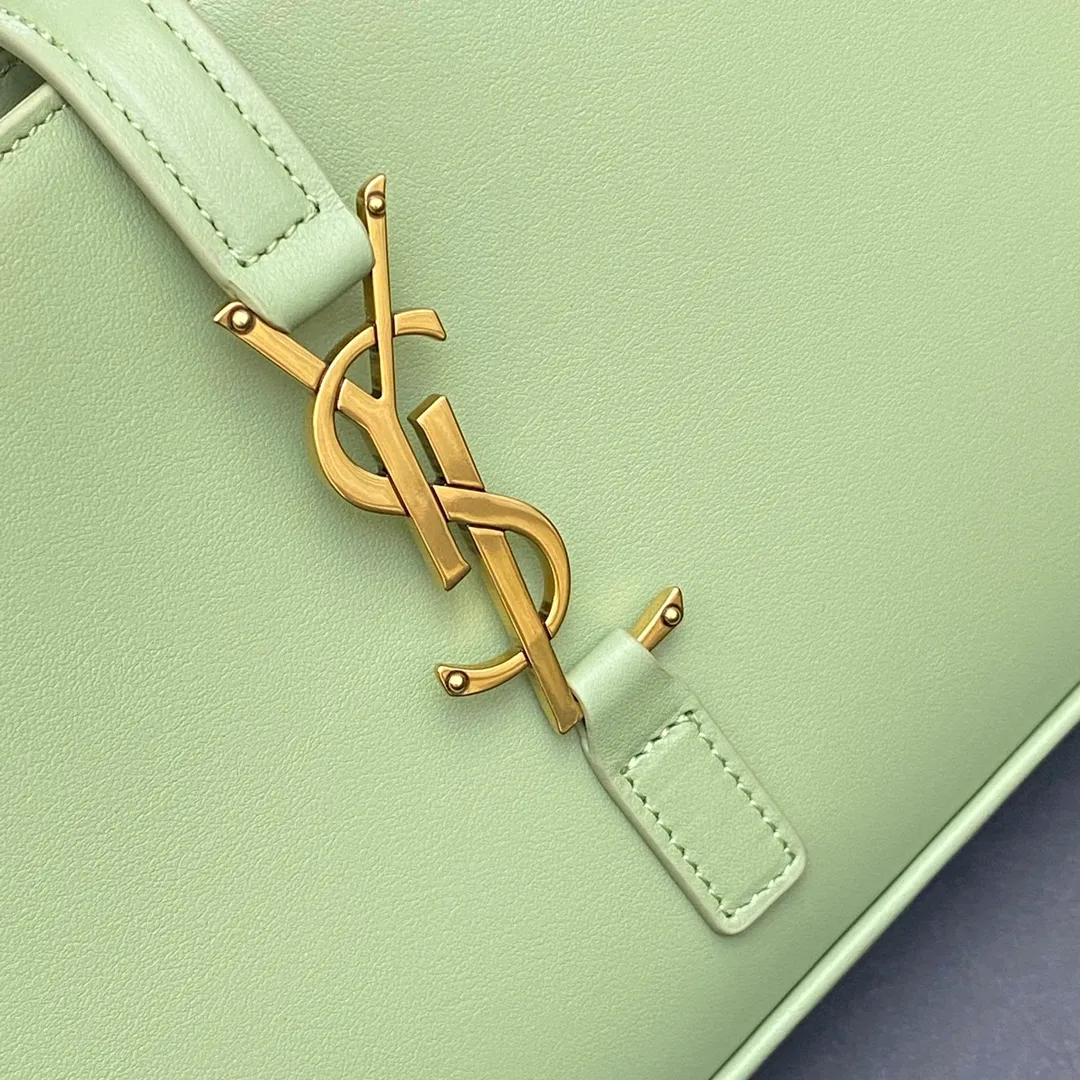 Plain avocado green/gold buckle 🌈2022 spring and summer avocado green avocado🥑Underarm bag🍀One of this year’s treasure bags👍Minimalist shape + metal logo buckle opening and closing design Adjustable shoulder strap Simple, beautiful and high-end The bag is light and easy to match The wife is so beautiful👍The bag has sufficient capacity💋20210680 Model: 657228 [Original leather] Size: 24.5*14*6cm