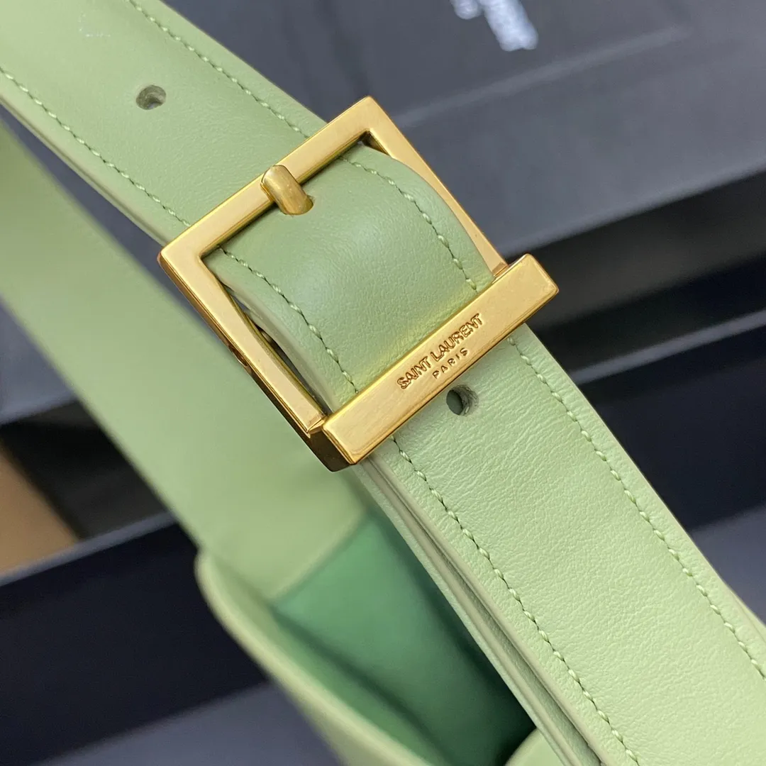 Plain avocado green/gold buckle 🌈2022 spring and summer avocado green avocado🥑Underarm bag🍀One of this year’s treasure bags👍Minimalist shape + metal logo buckle opening and closing design Adjustable shoulder strap Simple, beautiful and high-end The bag is light and easy to match The wife is so beautiful👍The bag has sufficient capacity💋20210680 Model: 657228 [Original leather] Size: 24.5*14*6cm