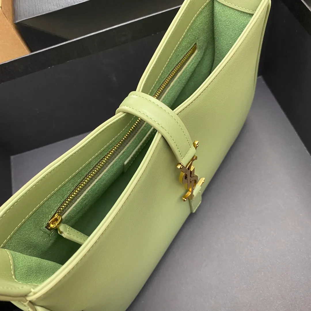 Plain avocado green/gold buckle 🌈2022 spring and summer avocado green avocado🥑Underarm bag🍀One of this year’s treasure bags👍Minimalist shape + metal logo buckle opening and closing design Adjustable shoulder strap Simple, beautiful and high-end The bag is light and easy to match The wife is so beautiful👍The bag has sufficient capacity💋20210680 Model: 657228 [Original leather] Size: 24.5*14*6cm