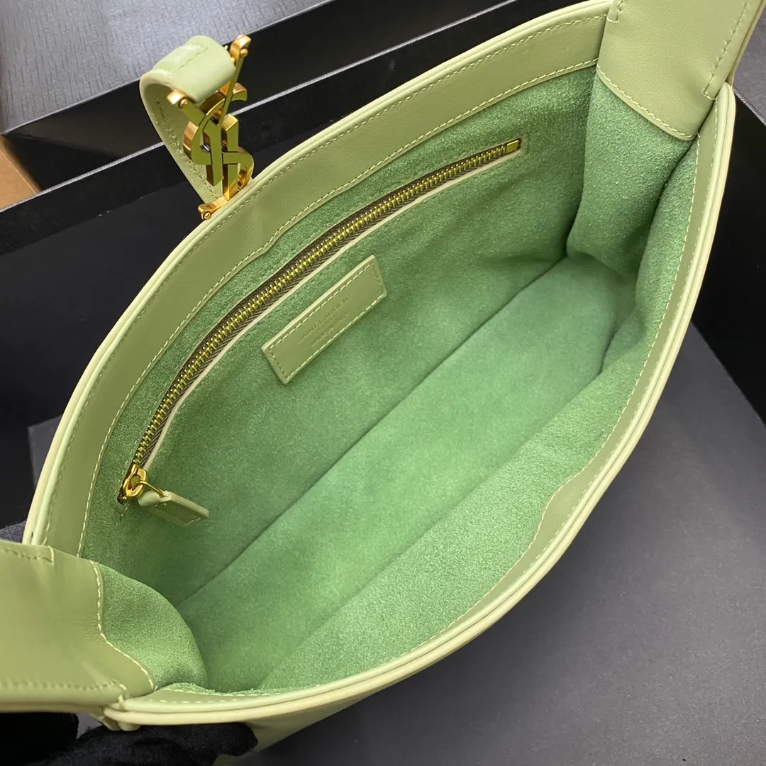 Plain avocado green/gold buckle 🌈2022 spring and summer avocado green avocado🥑Underarm bag🍀One of this year’s treasure bags👍Minimalist shape + metal logo buckle opening and closing design Adjustable shoulder strap Simple, beautiful and high-end The bag is light and easy to match The wife is so beautiful👍The bag has sufficient capacity💋20210680 Model: 657228 [Original leather] Size: 24.5*14*6cm
