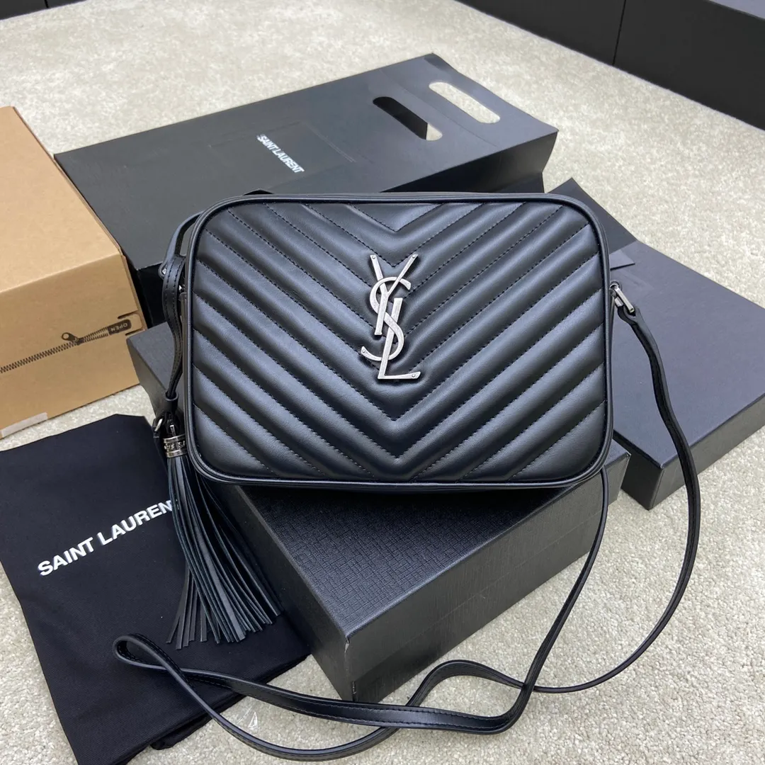 Black plain leather/silver hardware 🌈The popular Y family LOU BAG camera bag is super lightweight and has an amazing capacity👍original ZP leather‼ ️Delicate and high-end, the leather feels super good👍The simple bag body is embellished with Y’s classic logo, the shoulder straps can be adjusted, and the tassel pendant can be removed, making it lightweight and versatile! 20210680 Model: 505730 [original leather] Size: 23*16*6cm