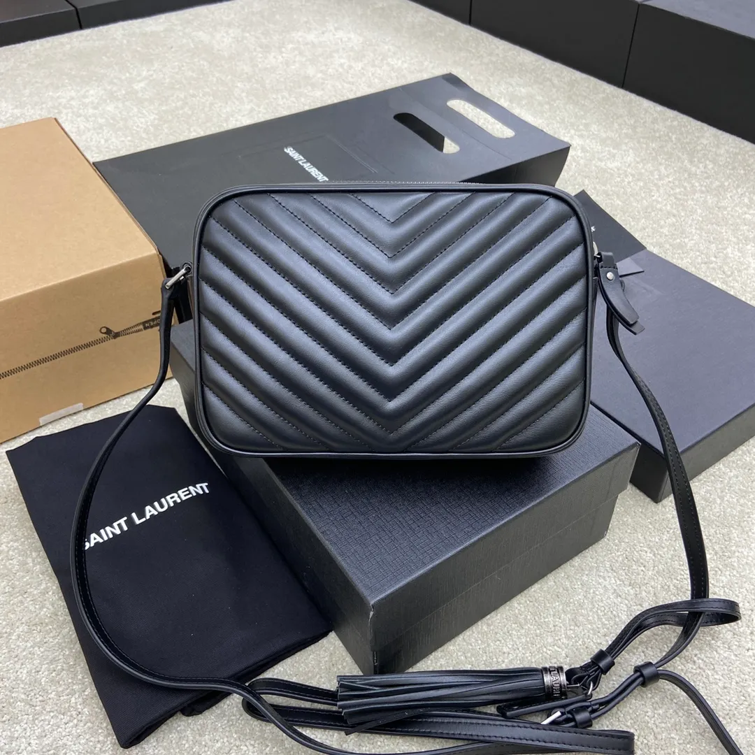 Black plain leather/silver hardware 🌈The popular Y family LOU BAG camera bag is super lightweight and has an amazing capacity👍original ZP leather‼ ️Delicate and high-end, the leather feels super good👍The simple bag body is embellished with Y’s classic logo, the shoulder straps can be adjusted, and the tassel pendant can be removed, making it lightweight and versatile! 20210680 Model: 505730 [original leather] Size: 23*16*6cm