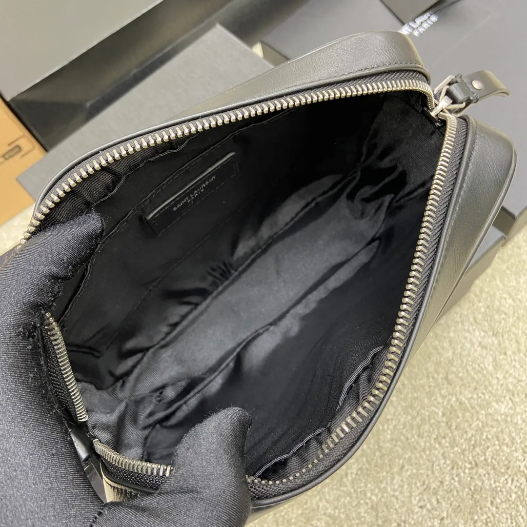 Black plain leather/silver hardware 🌈The popular Y family LOU BAG camera bag is super lightweight and has an amazing capacity👍original ZP leather‼ ️Delicate and high-end, the leather feels super good👍The simple bag body is embellished with Y’s classic logo, the shoulder straps can be adjusted, and the tassel pendant can be removed, making it lightweight and versatile! 20210680 Model: 505730 [original leather] Size: 23*16*6cm