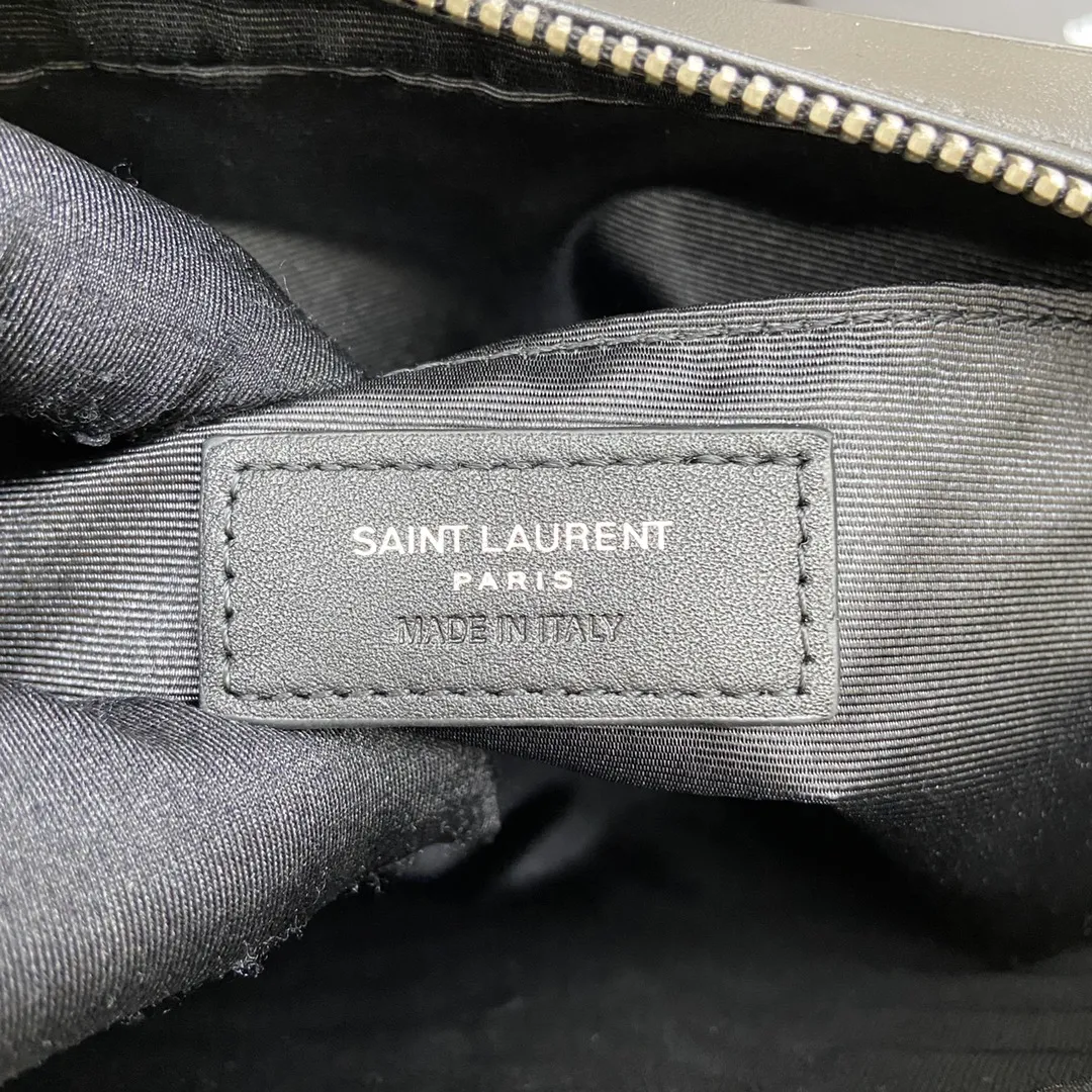 Black plain leather/silver hardware 🌈The popular Y family LOU BAG camera bag is super lightweight and has an amazing capacity👍original ZP leather‼ ️Delicate and high-end, the leather feels super good👍The simple bag body is embellished with Y’s classic logo, the shoulder straps can be adjusted, and the tassel pendant can be removed, making it lightweight and versatile! 20210680 Model: 505730 [original leather] Size: 23*16*6cm