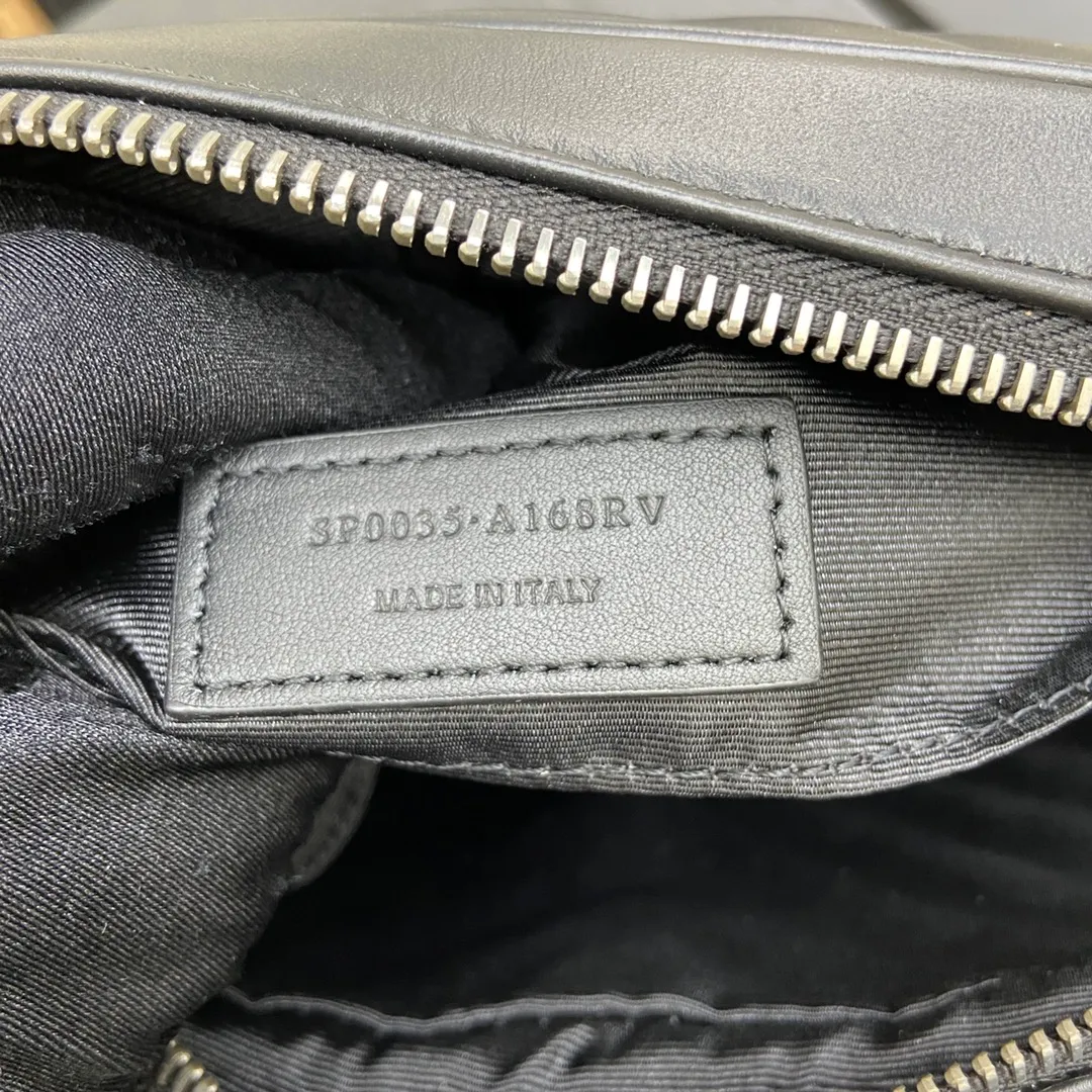 Black plain leather/silver hardware 🌈The popular Y family LOU BAG camera bag is super lightweight and has an amazing capacity👍original ZP leather‼ ️Delicate and high-end, the leather feels super good👍The simple bag body is embellished with Y’s classic logo, the shoulder straps can be adjusted, and the tassel pendant can be removed, making it lightweight and versatile! 20210680 Model: 505730 [original leather] Size: 23*16*6cm
