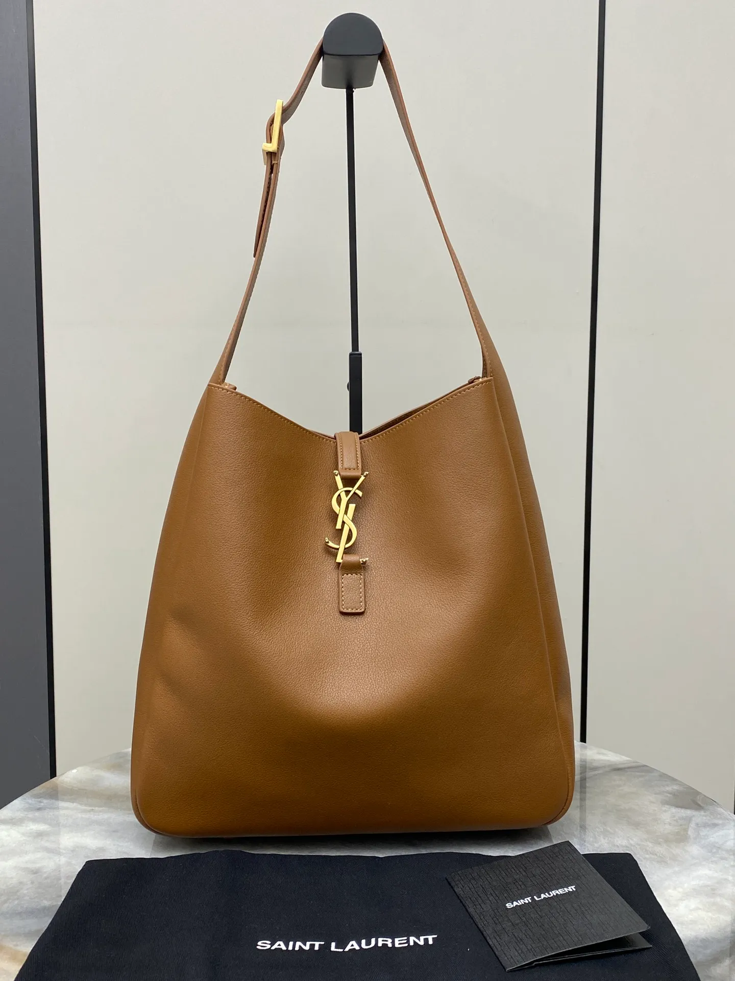 💰1900 Brown plain/antique gold 🌈LE5A7 large smooth leather soft handbag, the same style as the Korean star Hobo!! This year’s extremely popular armpit bag Y family is late but it’s here! ! The outline of the bag is simple and three-dimensional, and it looks stiff but not too sharp. Paired with the brand's iconic plug-in buckle, the overall look gives it a unique temperament that is both classic and elegant, yet also fashionable and modern. 20230950 Model: 753837 [original leather] Size: 30x31x13cm