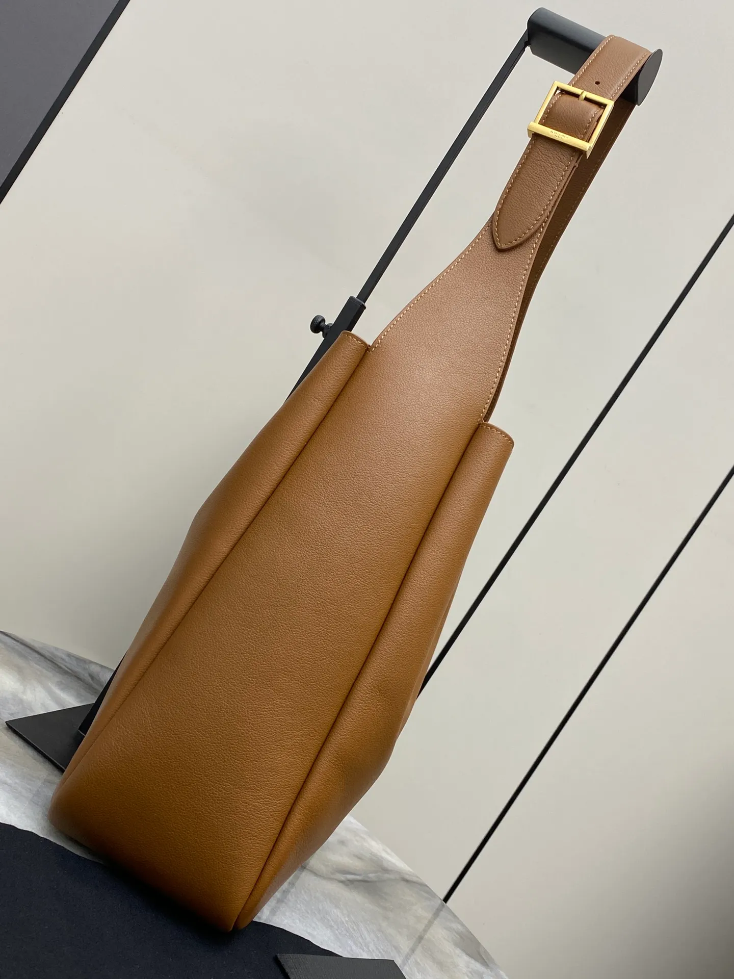 💰1900 Brown plain/antique gold 🌈LE5A7 large smooth leather soft handbag, the same style as the Korean star Hobo!! This year’s extremely popular armpit bag Y family is late but it’s here! ! The outline of the bag is simple and three-dimensional, and it looks stiff but not too sharp. Paired with the brand's iconic plug-in buckle, the overall look gives it a unique temperament that is both classic and elegant, yet also fashionable and modern. 20230950 Model: 753837 [original leather] Size: 30x31x13cm