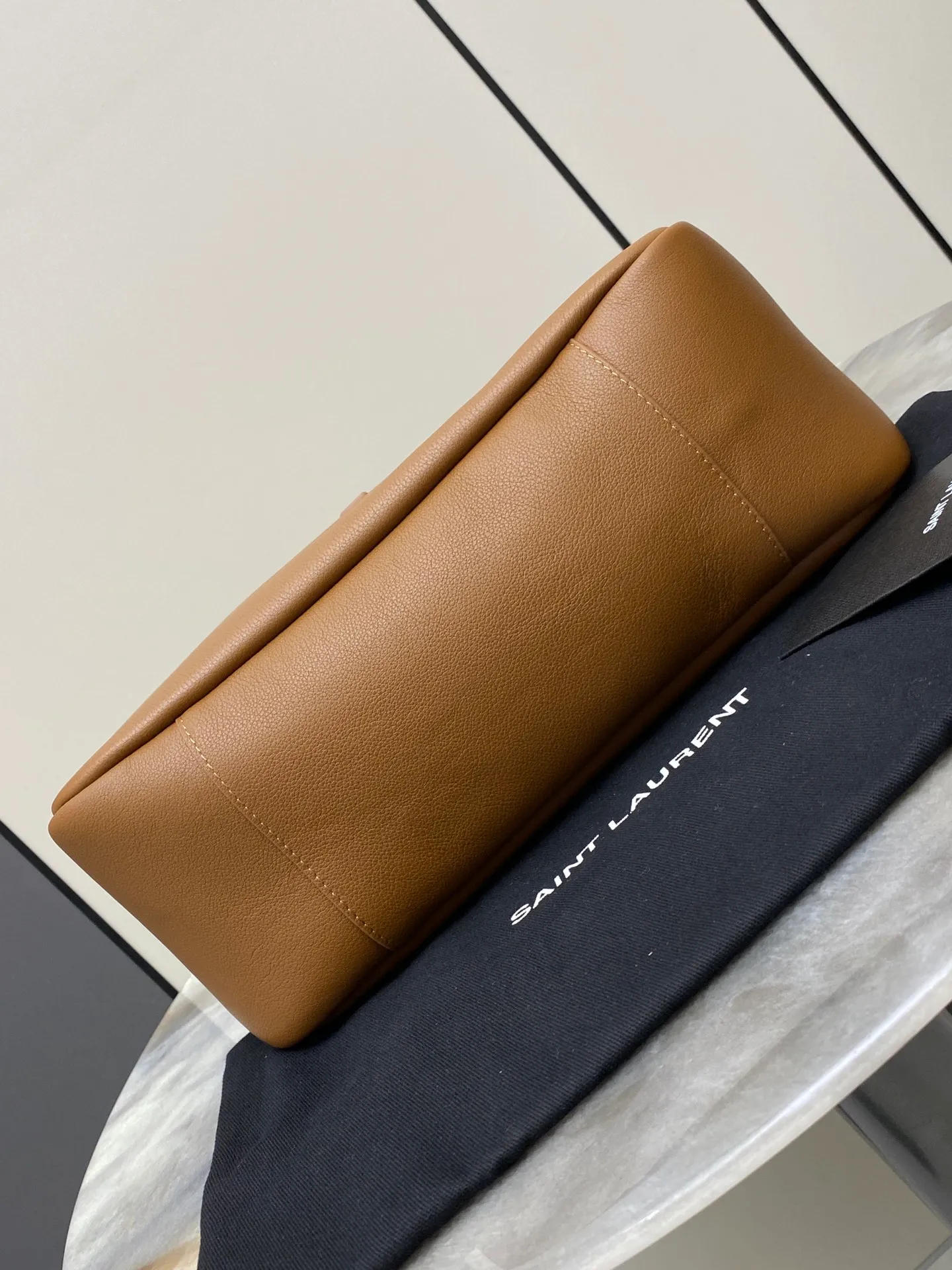 💰1900 Brown plain/antique gold 🌈LE5A7 large smooth leather soft handbag, the same style as the Korean star Hobo!! This year’s extremely popular armpit bag Y family is late but it’s here! ! The outline of the bag is simple and three-dimensional, and it looks stiff but not too sharp. Paired with the brand's iconic plug-in buckle, the overall look gives it a unique temperament that is both classic and elegant, yet also fashionable and modern. 20230950 Model: 753837 [original leather] Size: 30x31x13cm