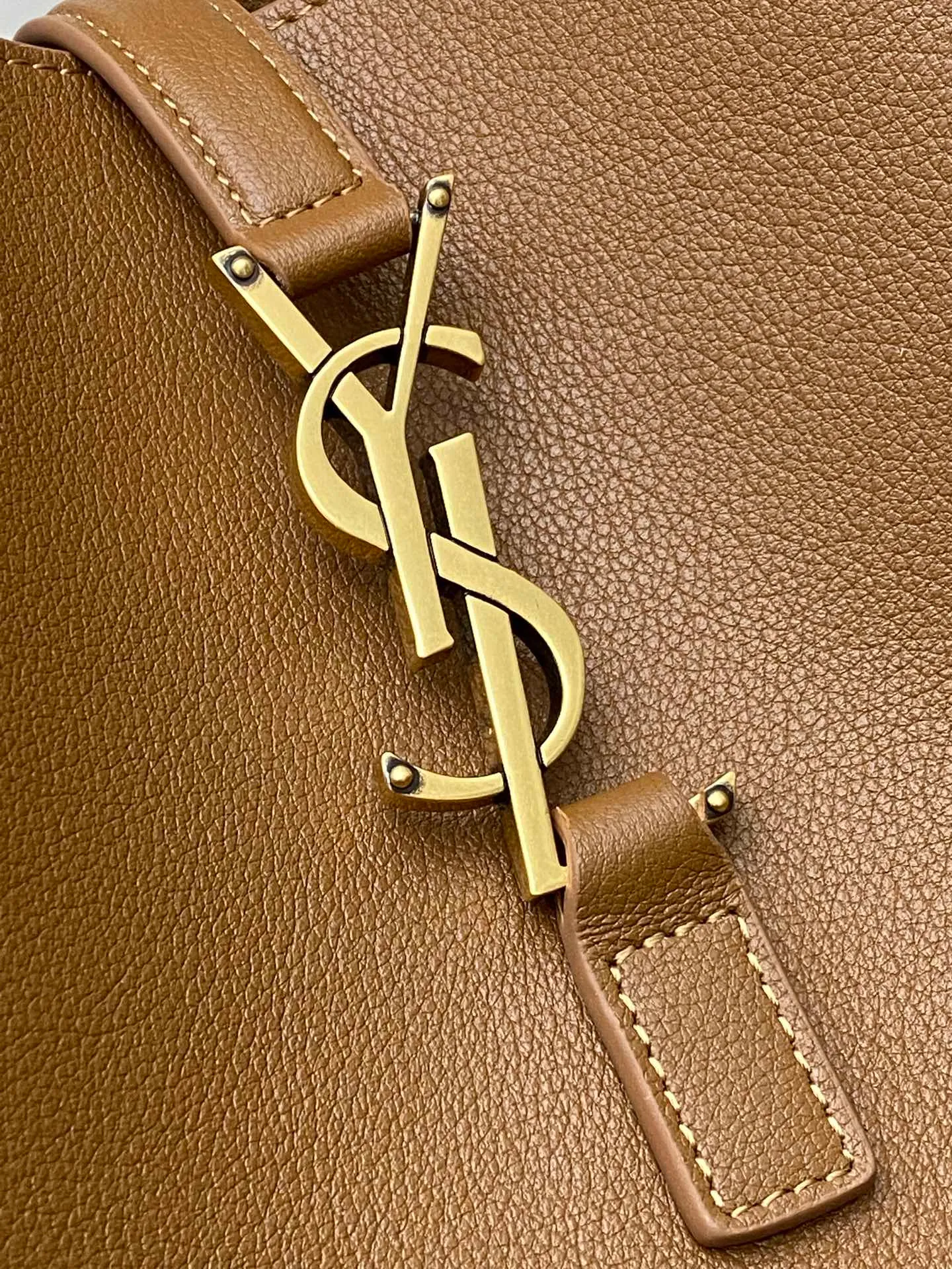 💰1900 Brown plain/antique gold 🌈LE5A7 large smooth leather soft handbag, the same style as the Korean star Hobo!! This year’s extremely popular armpit bag Y family is late but it’s here! ! The outline of the bag is simple and three-dimensional, and it looks stiff but not too sharp. Paired with the brand's iconic plug-in buckle, the overall look gives it a unique temperament that is both classic and elegant, yet also fashionable and modern. 20230950 Model: 753837 [original leather] Size: 30x31x13cm