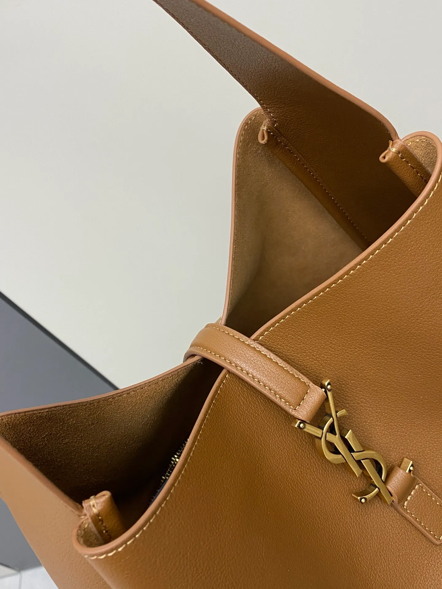 💰1900 Brown plain/antique gold 🌈LE5A7 large smooth leather soft handbag, the same style as the Korean star Hobo!! This year’s extremely popular armpit bag Y family is late but it’s here! ! The outline of the bag is simple and three-dimensional, and it looks stiff but not too sharp. Paired with the brand's iconic plug-in buckle, the overall look gives it a unique temperament that is both classic and elegant, yet also fashionable and modern. 20230950 Model: 753837 [original leather] Size: 30x31x13cm