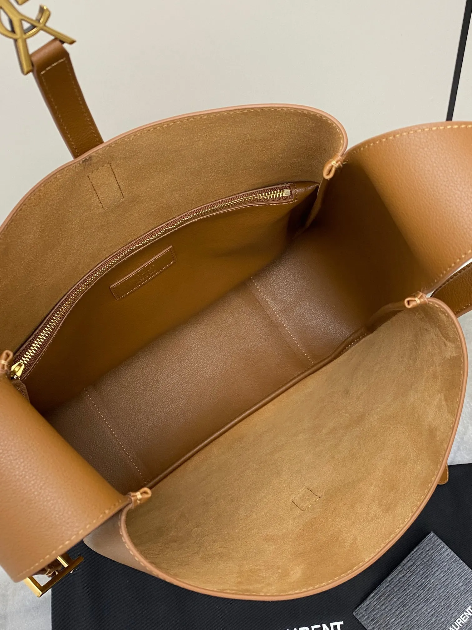 💰1900 Brown plain/antique gold 🌈LE5A7 large smooth leather soft handbag, the same style as the Korean star Hobo!! This year’s extremely popular armpit bag Y family is late but it’s here! ! The outline of the bag is simple and three-dimensional, and it looks stiff but not too sharp. Paired with the brand's iconic plug-in buckle, the overall look gives it a unique temperament that is both classic and elegant, yet also fashionable and modern. 20230950 Model: 753837 [original leather] Size: 30x31x13cm