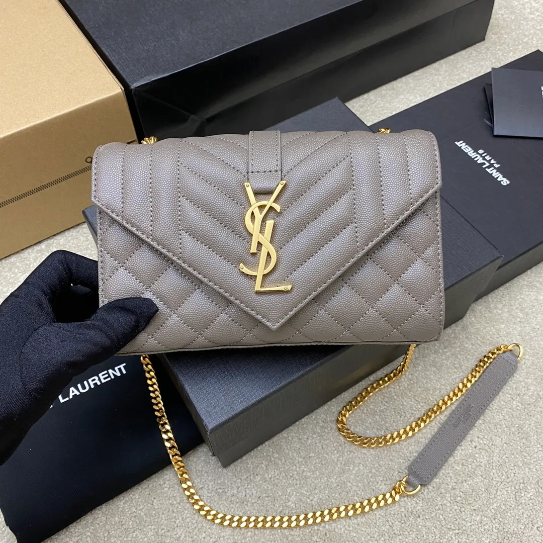 Gray ball pattern/gold 🌈The new Envelope small caviar is made of top-grade imported cowhide with pressed caviar pattern, which is stunningly beautiful💋Classic is eternal‼ ️Versatile beyond imagination, elegant and fashionable all in one! The workmanship details are impeccable👍20220680 Model: 600915 [Original leather] Size: 21x13x6cm