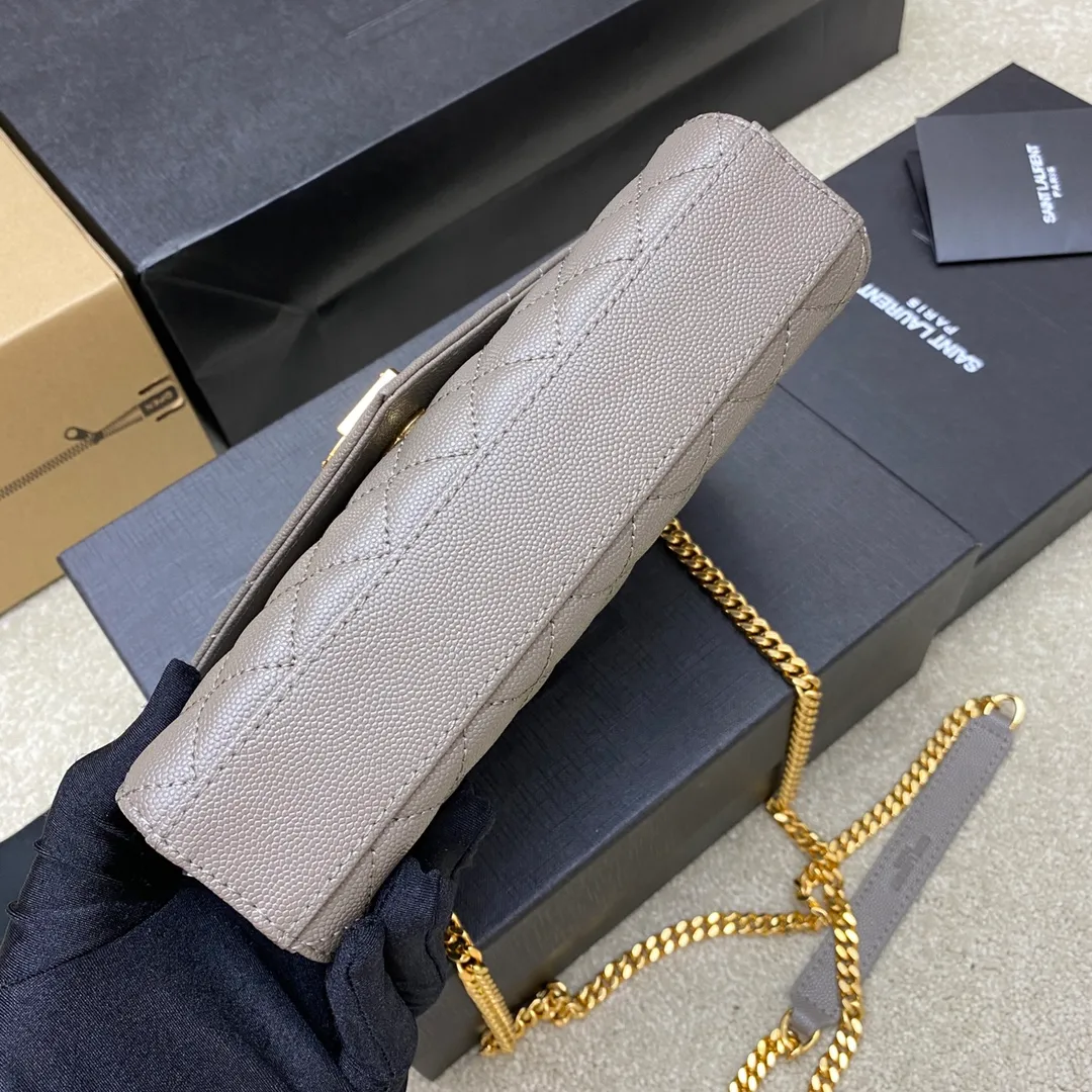 Gray ball pattern/gold 🌈The new Envelope small caviar is made of top-grade imported cowhide with pressed caviar pattern, which is stunningly beautiful💋Classic is eternal‼ ️Versatile beyond imagination, elegant and fashionable all in one! The workmanship details are impeccable👍20220680 Model: 600915 [Original leather] Size: 21x13x6cm