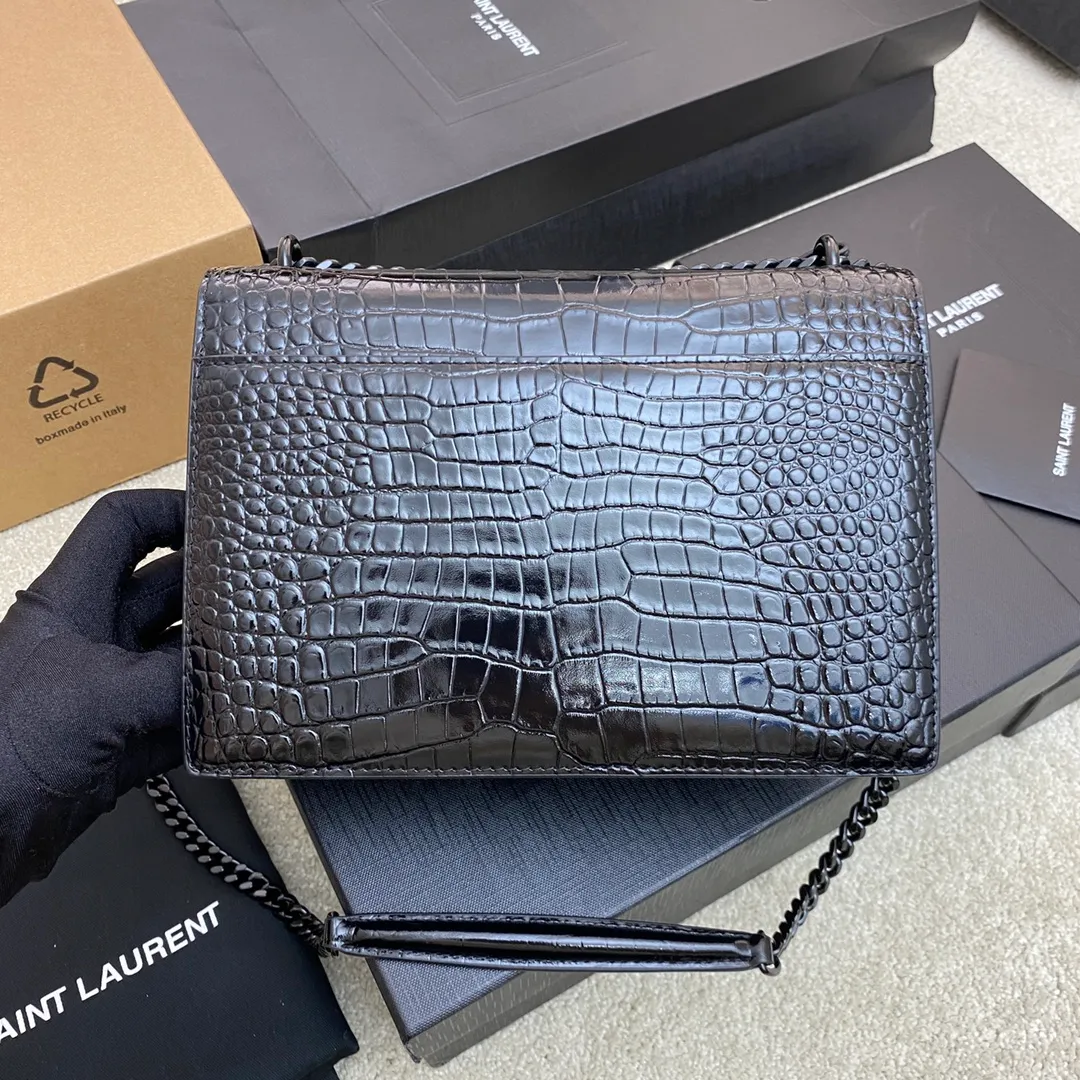Crocodile pattern black/black chain 🌈𝑺𝒖𝒏𝒔𝒆𝒕 𝟮𝟮𝒄𝒎#Classic luxurious crocodile pattern sunset bag original leather version! Friends who like crocodile pattern bags cannot miss this one! High-quality genuine leather, genuine mold-making hardware, pursuing every detail, striving to be infinitely close to genuine 👍20210750 Size: 22x8x16cm Model: 442906 [Original leather]