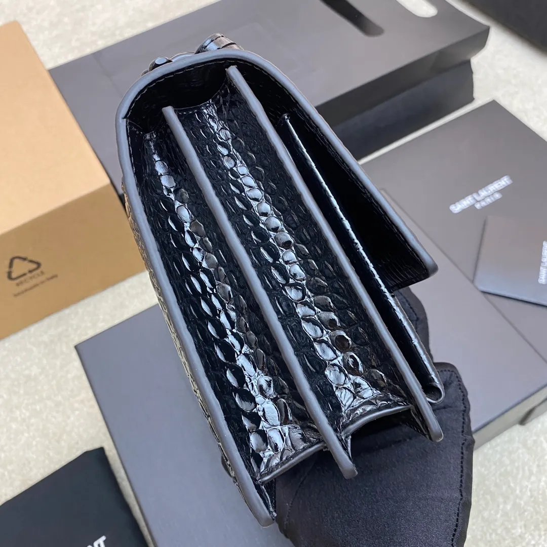 Crocodile pattern black/black chain 🌈𝑺𝒖𝒏𝒔𝒆𝒕 𝟮𝟮𝒄𝒎#Classic luxurious crocodile pattern sunset bag original leather version! Friends who like crocodile pattern bags cannot miss this one! High-quality genuine leather, genuine mold-making hardware, pursuing every detail, striving to be infinitely close to genuine 👍20210750 Size: 22x8x16cm Model: 442906 [Original leather]