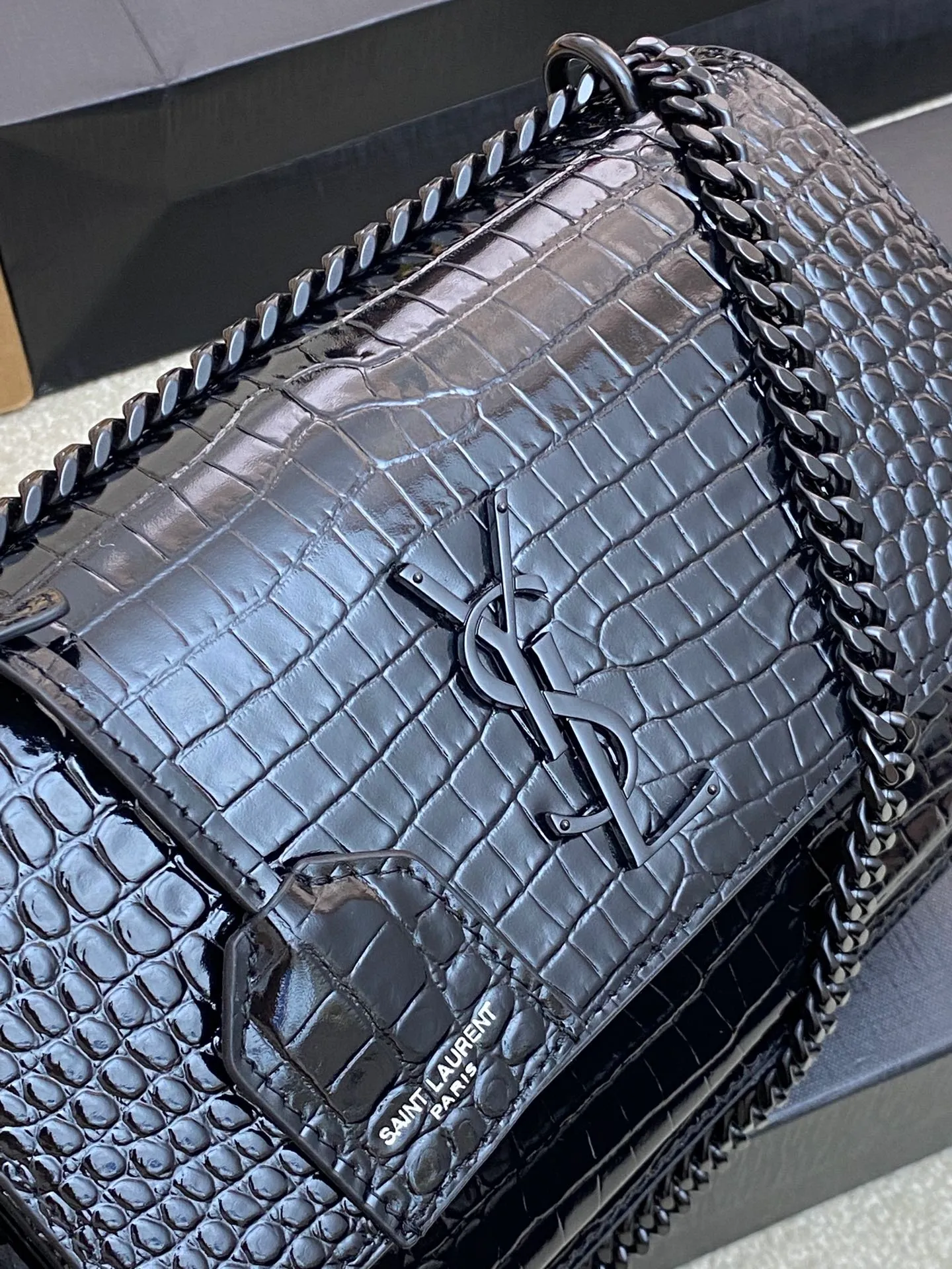 Crocodile pattern black/black chain 🌈𝑺𝒖𝒏𝒔𝒆𝒕 𝟮𝟮𝒄𝒎#Classic luxurious crocodile pattern sunset bag original leather version! Friends who like crocodile pattern bags cannot miss this one! High-quality genuine leather, genuine mold-making hardware, pursuing every detail, striving to be infinitely close to genuine 👍20210750 Size: 22x8x16cm Model: 442906 [Original leather]