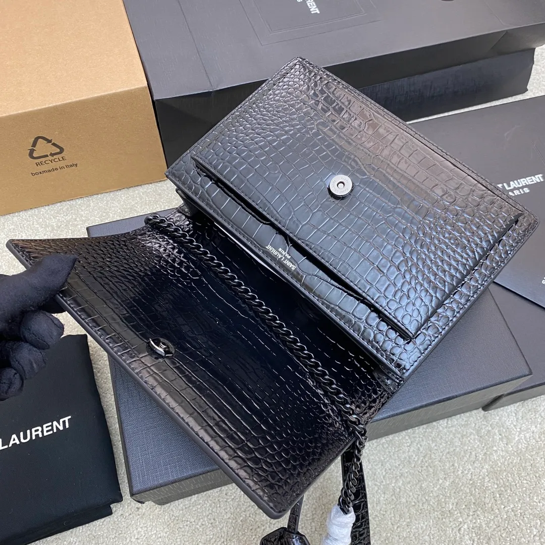 Crocodile pattern black/black chain 🌈𝑺𝒖𝒏𝒔𝒆𝒕 𝟮𝟮𝒄𝒎#Classic luxurious crocodile pattern sunset bag original leather version! Friends who like crocodile pattern bags cannot miss this one! High-quality genuine leather, genuine mold-making hardware, pursuing every detail, striving to be infinitely close to genuine 👍20210750 Size: 22x8x16cm Model: 442906 [Original leather]