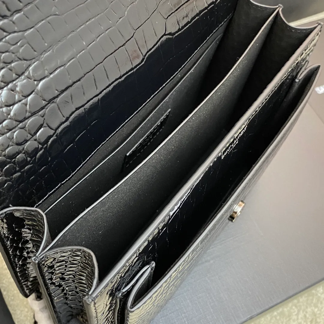 Crocodile pattern black/black chain 🌈𝑺𝒖𝒏𝒔𝒆𝒕 𝟮𝟮𝒄𝒎#Classic luxurious crocodile pattern sunset bag original leather version! Friends who like crocodile pattern bags cannot miss this one! High-quality genuine leather, genuine mold-making hardware, pursuing every detail, striving to be infinitely close to genuine 👍20210750 Size: 22x8x16cm Model: 442906 [Original leather]