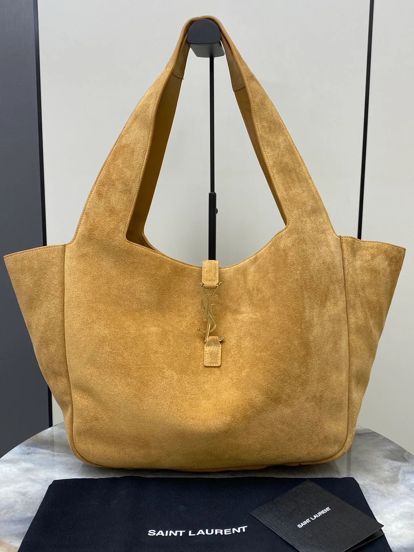 💰2560 Matte brown leather/antique gold 🌈The horizontal tote bag version of the new BEA handbag, with leather tab closure, decorated with LE CASSANDRE. Roomy and lined in tonal suede, it features a main compartment and an interior zipped pocket. Internal lace-up design, the sides can be folded or unfolded as needed. Soft deerskin bea has an exclusive rare and luxurious texture. The simple appearance is coupled with the softness of the upper body and a lazy style. The sides can also be contracted. There are two forms👑202301280 Model: 763435 [original leather] Size: 50x28x18cm [This size does not come with packaging]