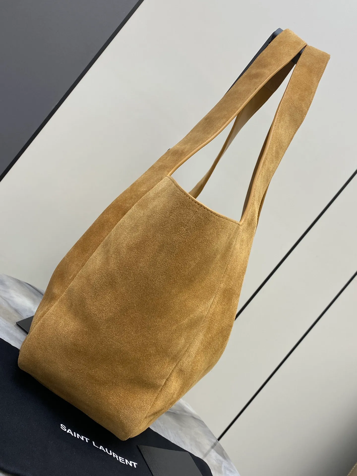 💰2560 Matte brown leather/antique gold 🌈The horizontal tote bag version of the new BEA handbag, with leather tab closure, decorated with LE CASSANDRE. Roomy and lined in tonal suede, it features a main compartment and an interior zipped pocket. Internal lace-up design, the sides can be folded or unfolded as needed. Soft deerskin bea has an exclusive rare and luxurious texture. The simple appearance is coupled with the softness of the upper body and a lazy style. The sides can also be contracted. There are two forms👑202301280 Model: 763435 [original leather] Size: 50x28x18cm [This size does not come with packaging]