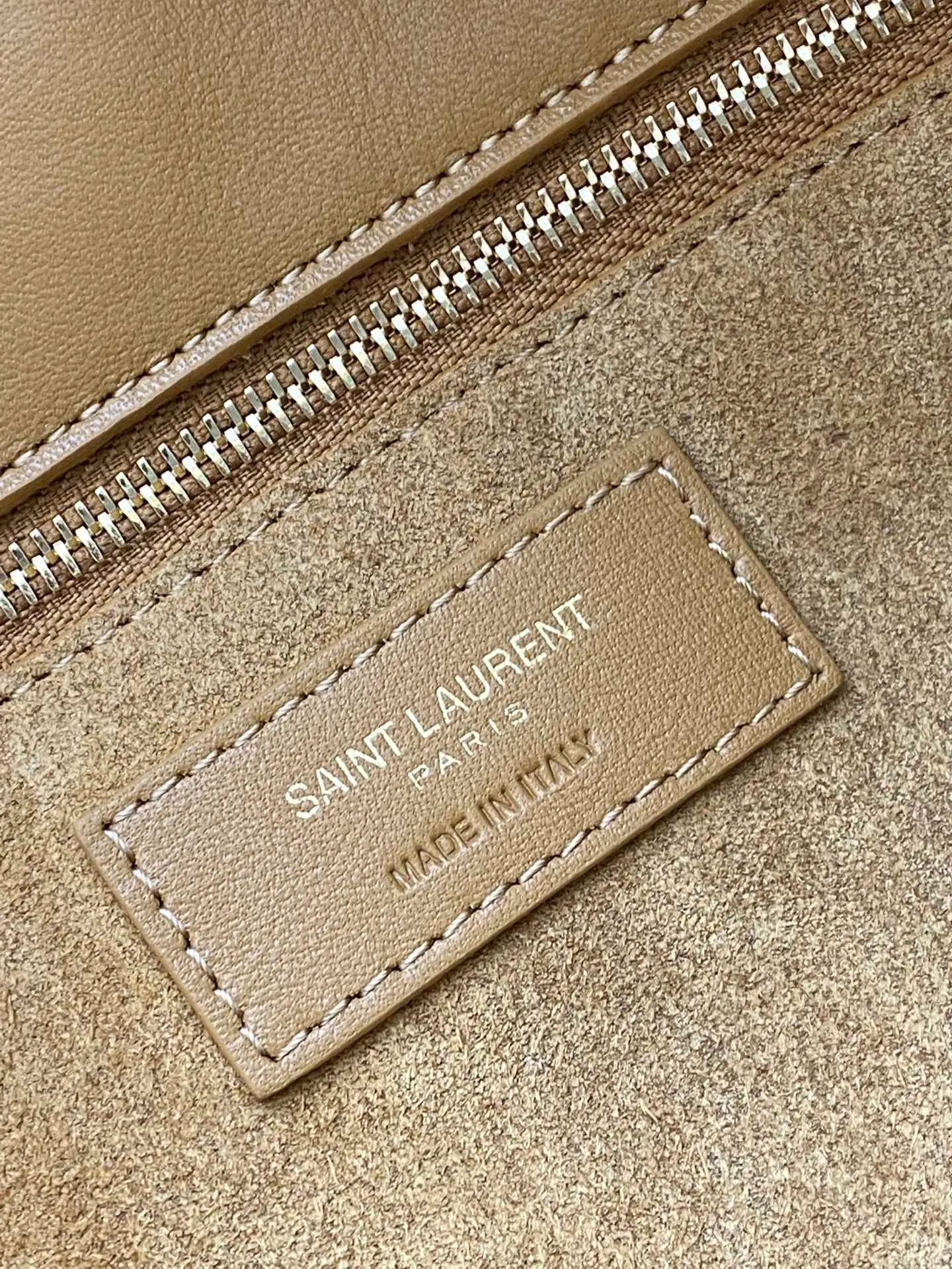 💰2560 Matte brown leather/antique gold 🌈The horizontal tote bag version of the new BEA handbag, with leather tab closure, decorated with LE CASSANDRE. Roomy and lined in tonal suede, it features a main compartment and an interior zipped pocket. Internal lace-up design, the sides can be folded or unfolded as needed. Soft deerskin bea has an exclusive rare and luxurious texture. The simple appearance is coupled with the softness of the upper body and a lazy style. The sides can also be contracted. There are two forms👑202301280 Model: 763435 [original leather] Size: 50x28x18cm [This size does not come with packaging]