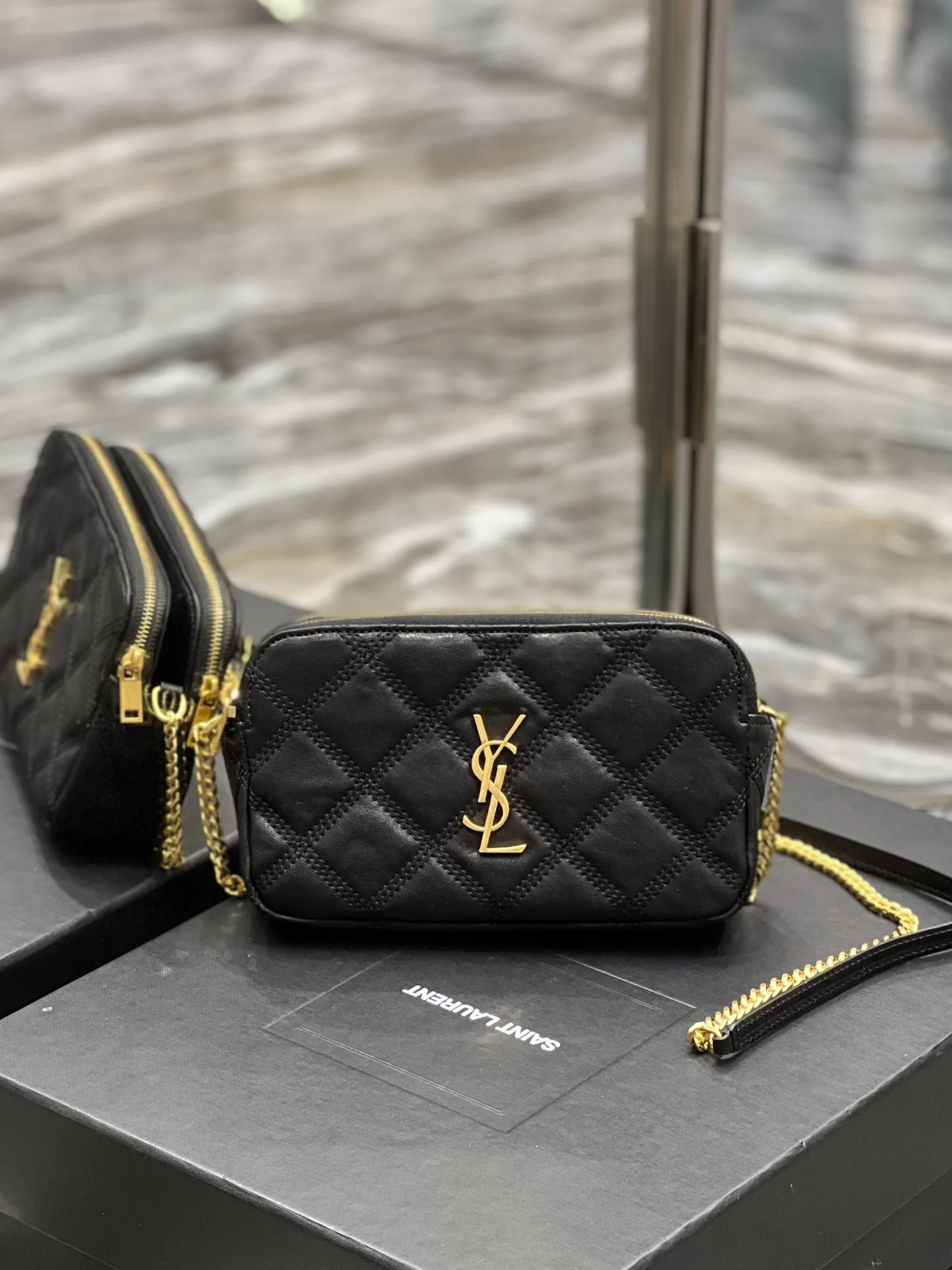 The latest BECKY diamond-shaped quilted double zipper clutch bag in the counter is made of original lambskin with a very delicate feel. It is matched with diamond-shaped quilting patterns and simple iconic logos. It is classic and versatile! The double zipper design is convenient for sorting and storing. The bag is quite light in weight and large enough to accommodate various types of mobile phones. It has 4 card slots inside, one for mobile phones and one for cards and sundries. You don’t even need to buy a card holder to use it and its performance is amazing! p1360 Size: 19x11x5cm Model: 608941