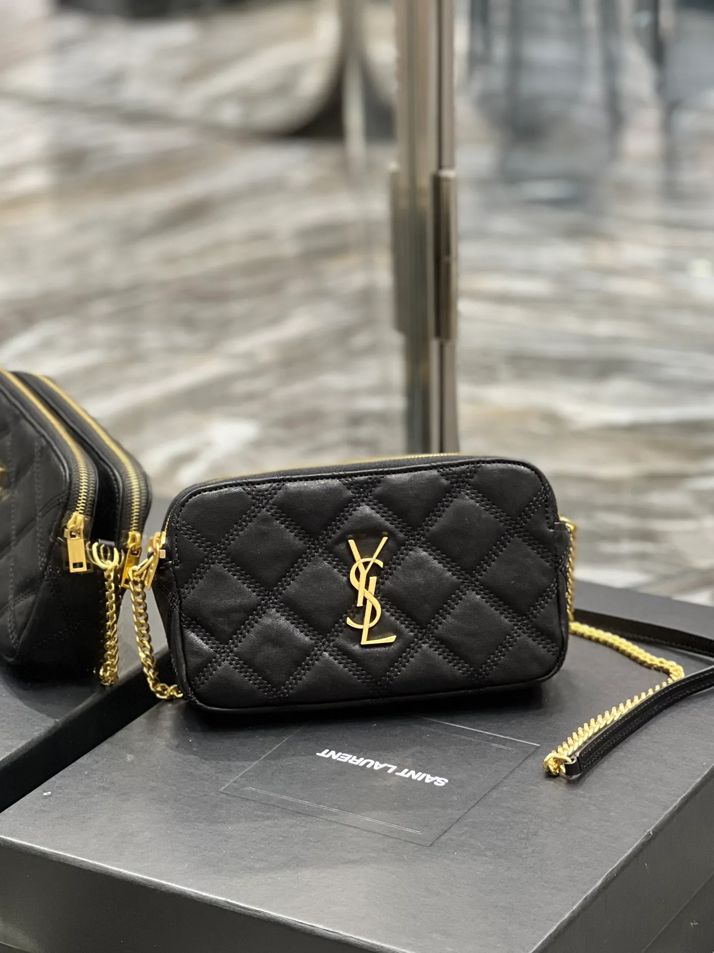 The latest BECKY diamond-shaped quilted double zipper clutch bag in the counter is made of original lambskin with a very delicate feel. It is matched with diamond-shaped quilting patterns and simple iconic logos. It is classic and versatile! The double zipper design is convenient for sorting and storing. The bag is quite light in weight and large enough to accommodate various types of mobile phones. It has 4 card slots inside, one for mobile phones and one for cards and sundries. You don’t even need to buy a card holder to use it and its performance is amazing! p1360 Size: 19x11x5cm Model: 608941