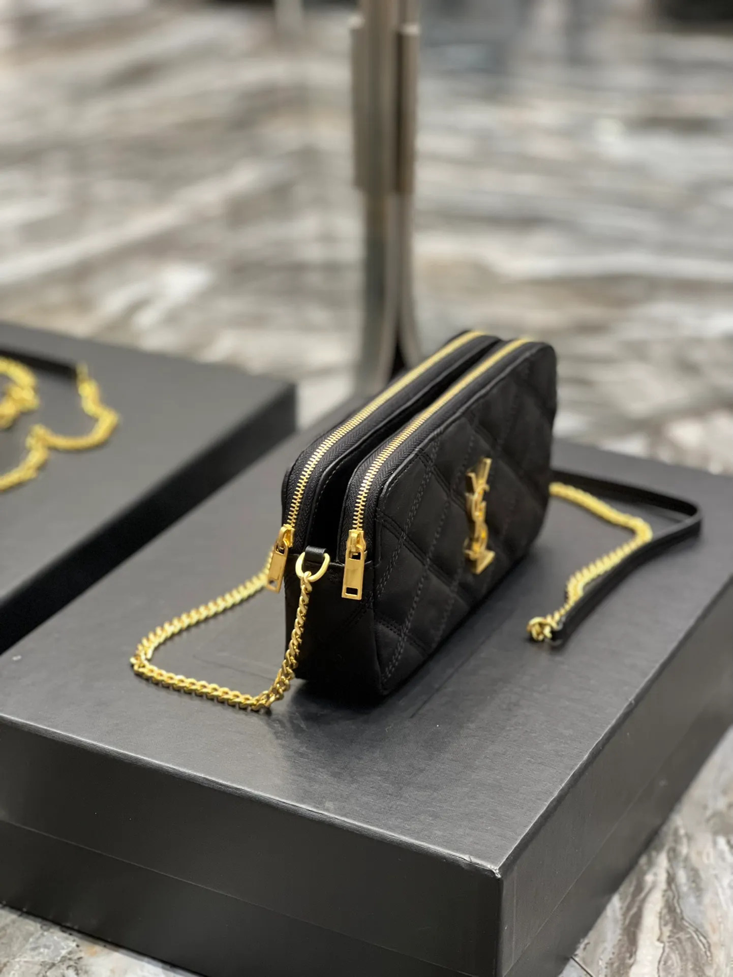 The latest BECKY diamond-shaped quilted double zipper clutch bag in the counter is made of original lambskin with a very delicate feel. It is matched with diamond-shaped quilting patterns and simple iconic logos. It is classic and versatile! The double zipper design is convenient for sorting and storing. The bag is quite light in weight and large enough to accommodate various types of mobile phones. It has 4 card slots inside, one for mobile phones and one for cards and sundries. You don’t even need to buy a card holder to use it and its performance is amazing! p1360 Size: 19x11x5cm Model: 608941