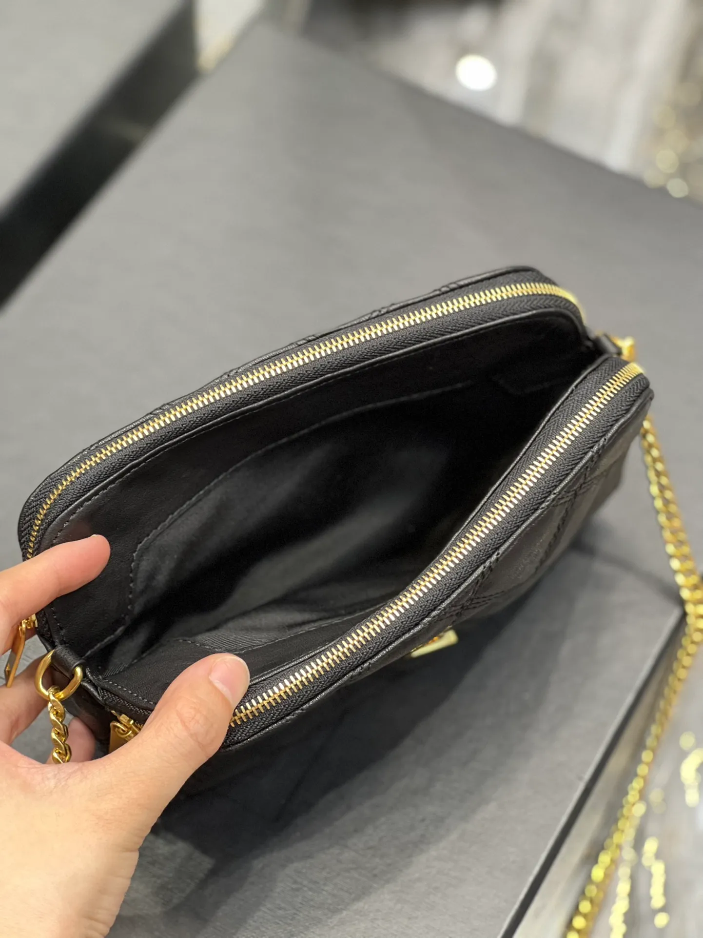 The latest BECKY diamond-shaped quilted double zipper clutch bag in the counter is made of original lambskin with a very delicate feel. It is matched with diamond-shaped quilting patterns and simple iconic logos. It is classic and versatile! The double zipper design is convenient for sorting and storing. The bag is quite light in weight and large enough to accommodate various types of mobile phones. It has 4 card slots inside, one for mobile phones and one for cards and sundries. You don’t even need to buy a card holder to use it and its performance is amazing! p1360 Size: 19x11x5cm Model: 608941