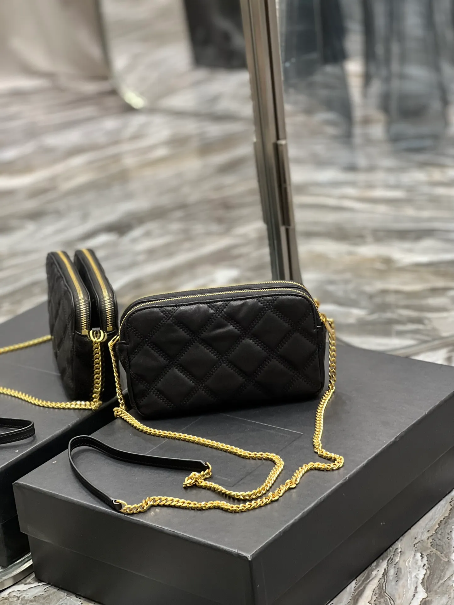The latest BECKY diamond-shaped quilted double zipper clutch bag in the counter is made of original lambskin with a very delicate feel. It is matched with diamond-shaped quilting patterns and simple iconic logos. It is classic and versatile! The double zipper design is convenient for sorting and storing. The bag is quite light in weight and large enough to accommodate various types of mobile phones. It has 4 card slots inside, one for mobile phones and one for cards and sundries. You don’t even need to buy a card holder to use it and its performance is amazing! p1360 Size: 19x11x5cm Model: 608941