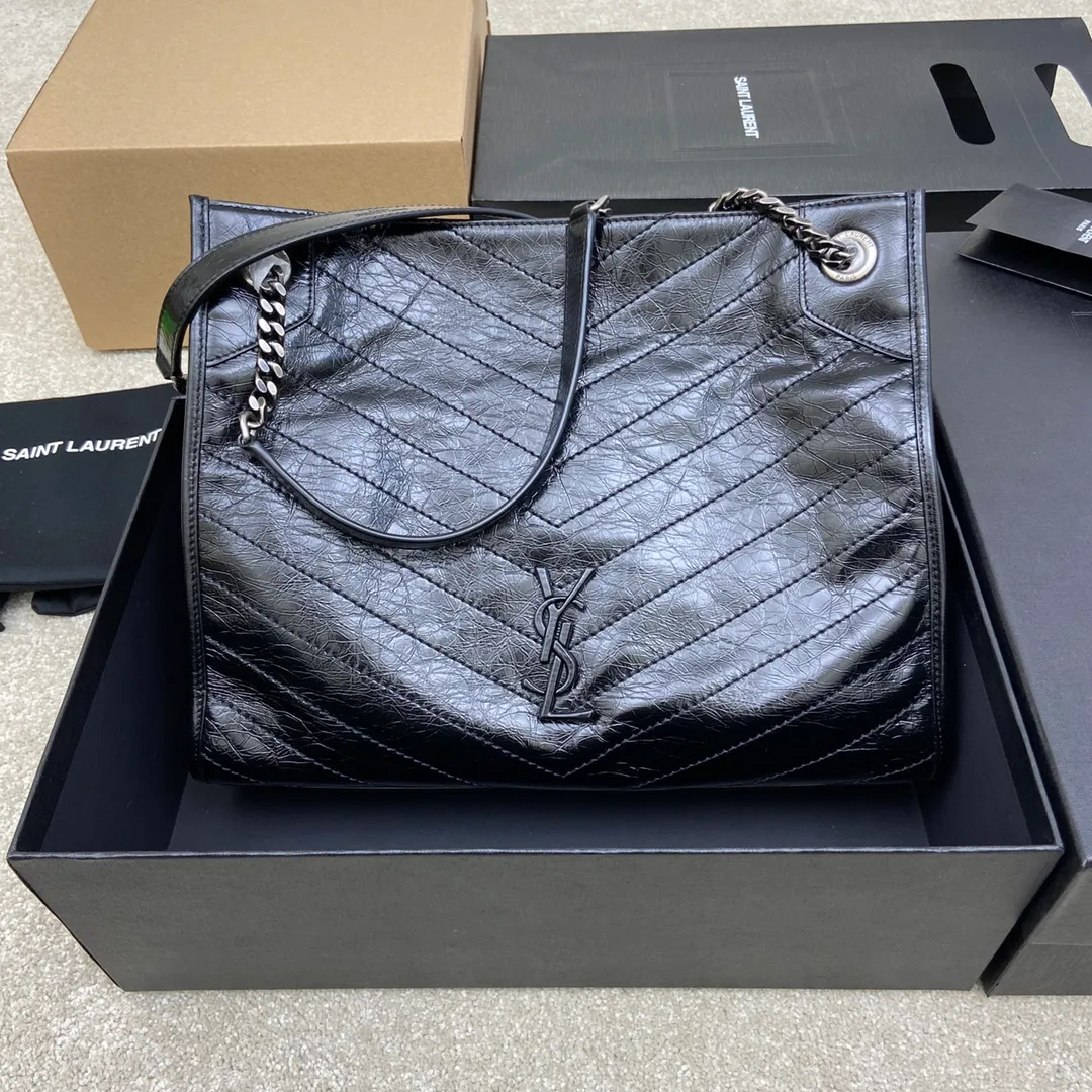 Black oiled leather/antique silver 🌈NIKI SHOPPING BAG original leather. It continues the Niki style and uses wrinkled oiled cowhide and the logo is wrapped in genuine leather. There is a magnetic buckle in the middle of the bag to ensure the safety of the bag. There is a zipper compartment and an open slot design inside to hold mobile phones and change cards for easy access. The bag is very light in weight and has a large capacity, making it extremely practical👍20210790 Model: 577999 [original leather] Size: 33*27*11.5cm [this size does not come with packaging]