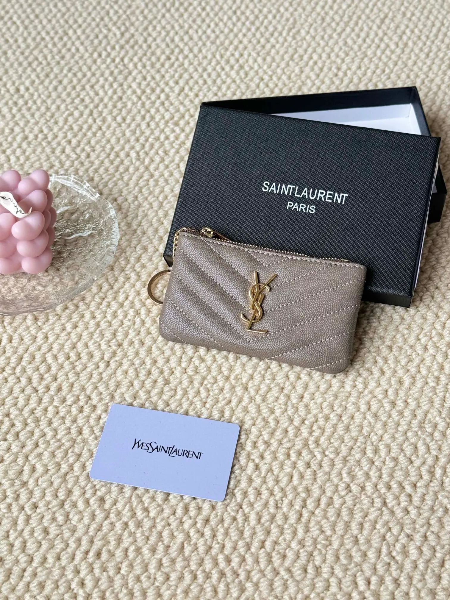 💰140 The first key bag in the ysl series, a V-shaped chain bag, matching key ring, grosgrain lining, and exquisite hardware make this small leather bag particularly good. It can be used as a key bag or coin purse, suitable for men and women. Great for giving as a gift or for personal use! Style number: 438386 Size: 13x7.5x2cm