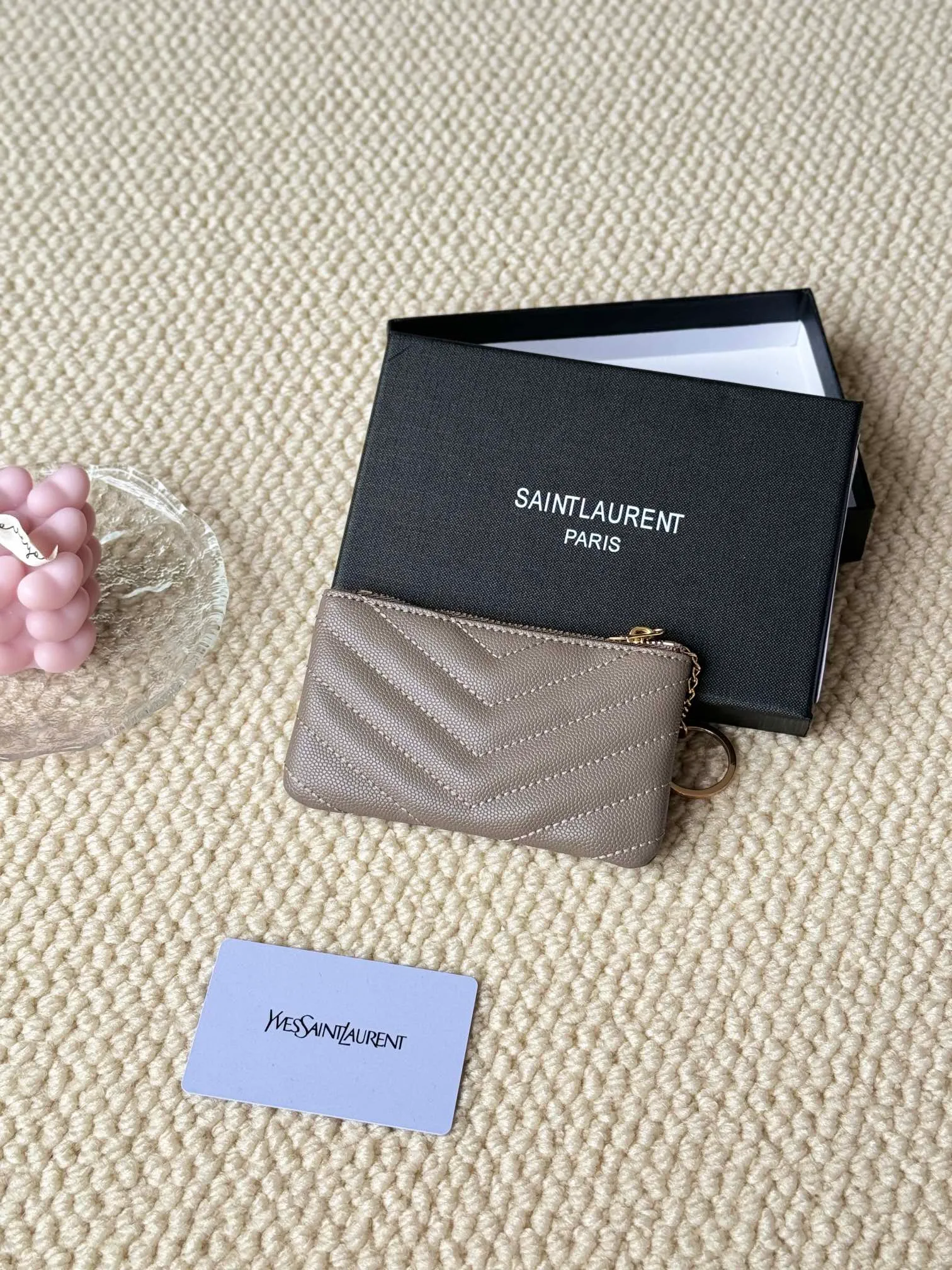 💰140 The first key bag in the ysl series, a V-shaped chain bag, matching key ring, grosgrain lining, and exquisite hardware make this small leather bag particularly good. It can be used as a key bag or coin purse, suitable for men and women. Great for giving as a gift or for personal use! Style number: 438386 Size: 13x7.5x2cm