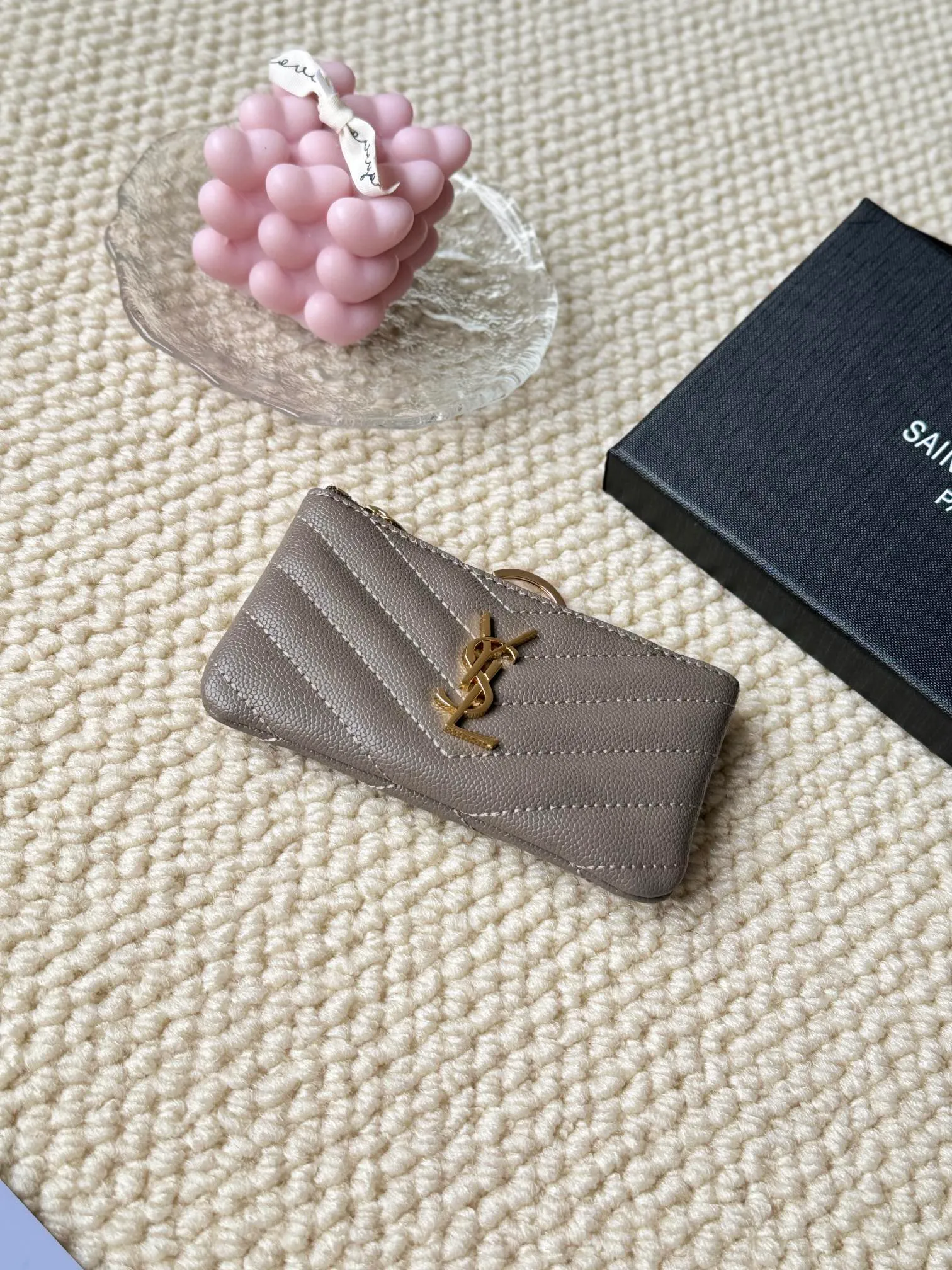 💰140 The first key bag in the ysl series, a V-shaped chain bag, matching key ring, grosgrain lining, and exquisite hardware make this small leather bag particularly good. It can be used as a key bag or coin purse, suitable for men and women. Great for giving as a gift or for personal use! Style number: 438386 Size: 13x7.5x2cm