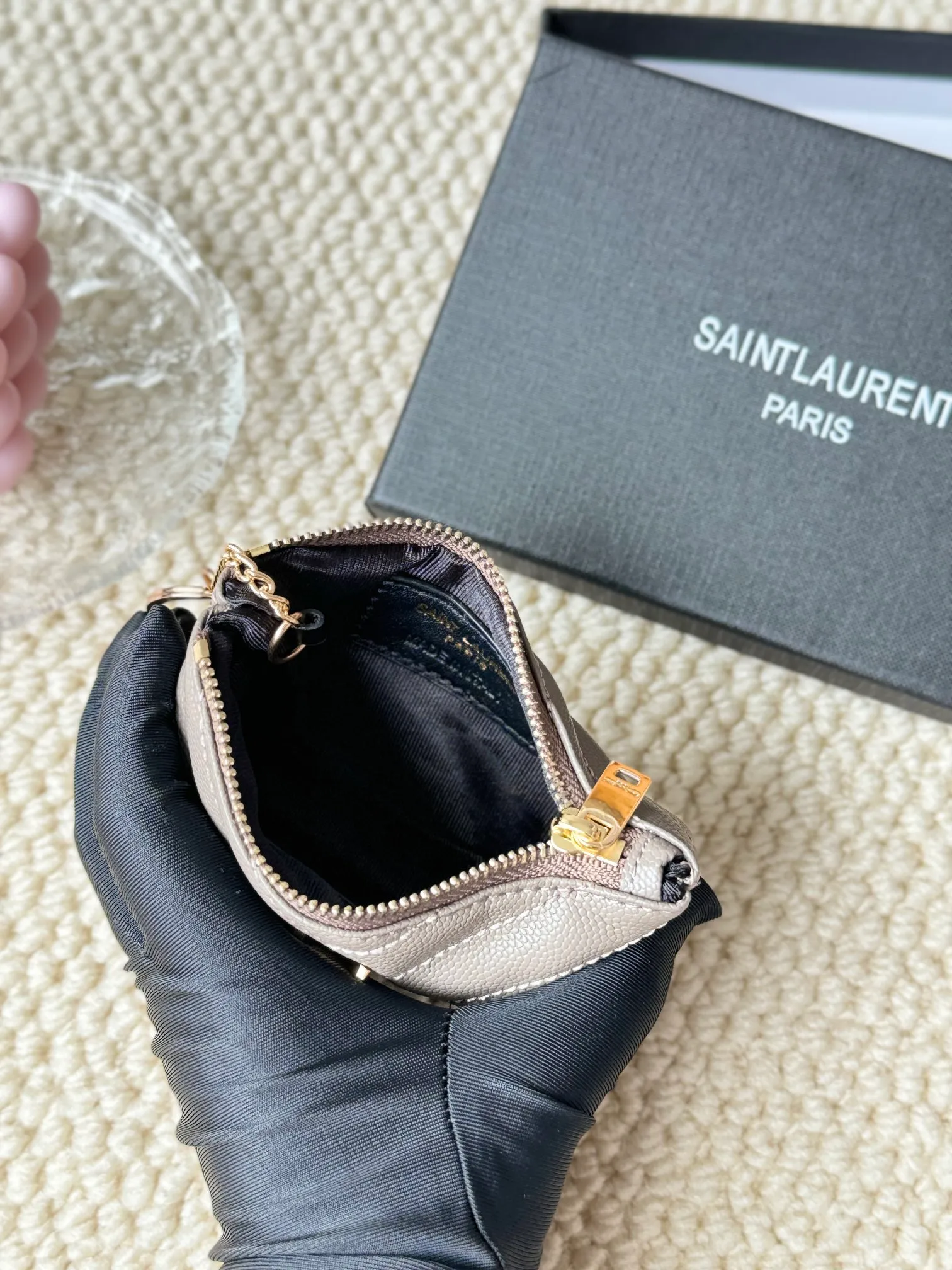 💰140 The first key bag in the ysl series, a V-shaped chain bag, matching key ring, grosgrain lining, and exquisite hardware make this small leather bag particularly good. It can be used as a key bag or coin purse, suitable for men and women. Great for giving as a gift or for personal use! Style number: 438386 Size: 13x7.5x2cm