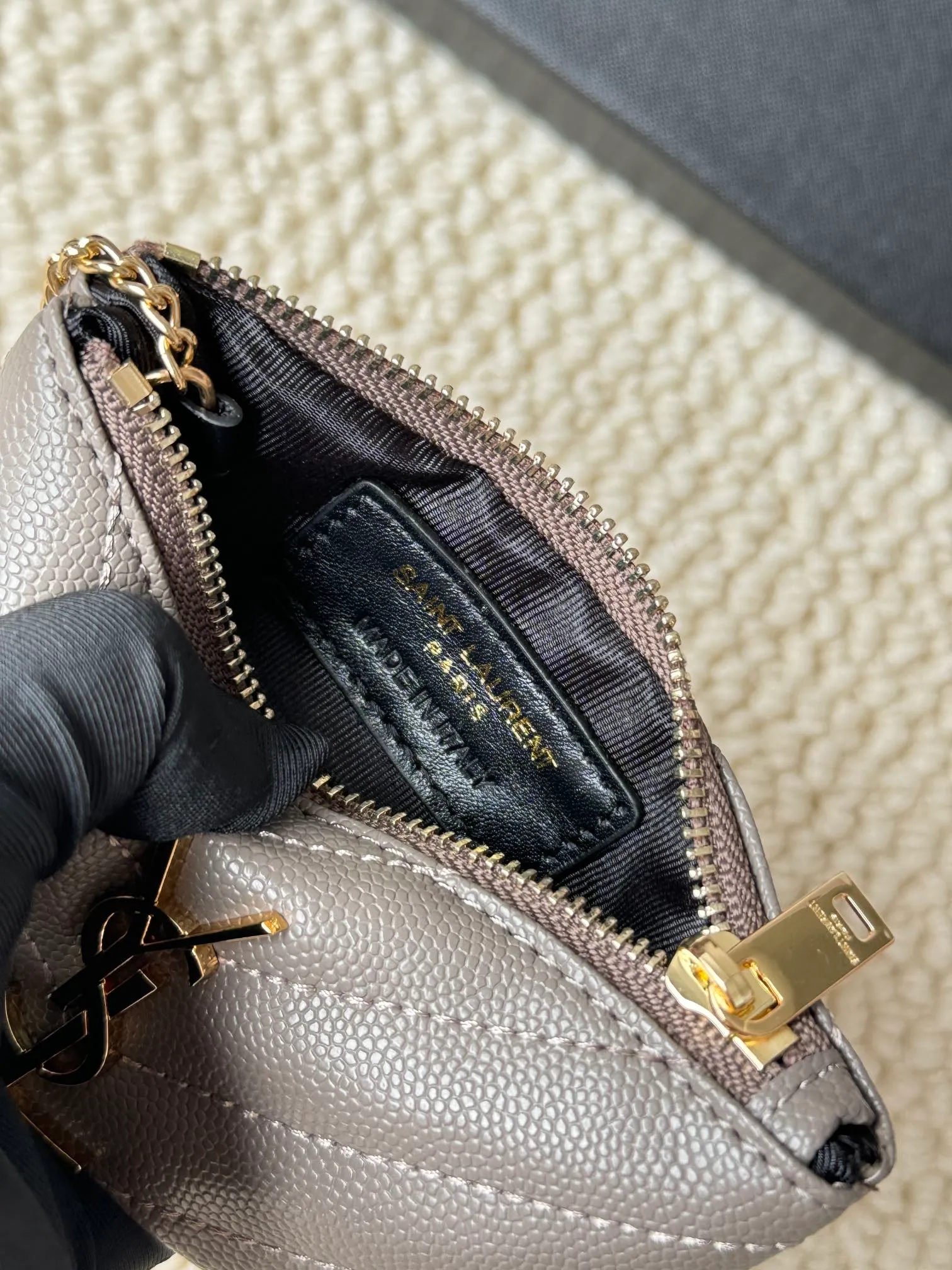 💰140 The first key bag in the ysl series, a V-shaped chain bag, matching key ring, grosgrain lining, and exquisite hardware make this small leather bag particularly good. It can be used as a key bag or coin purse, suitable for men and women. Great for giving as a gift or for personal use! Style number: 438386 Size: 13x7.5x2cm