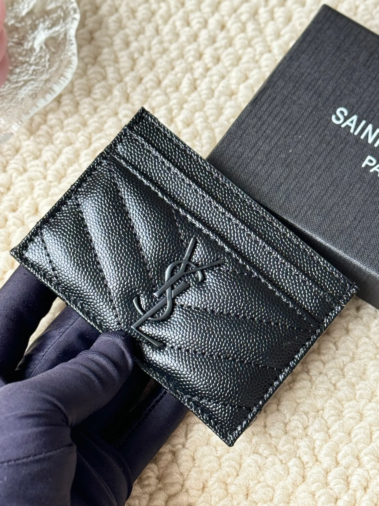 💰100 ysl Yves Saint Laurent's most classic genuine card bag, with sheepskin microfiber lining, jacquard embossed stitching sheepskin credit card holder, metal interlocking YSL logo original single-pair hardware, copied details Style number: 423291 Size: 10.5×7.5×0.5cm